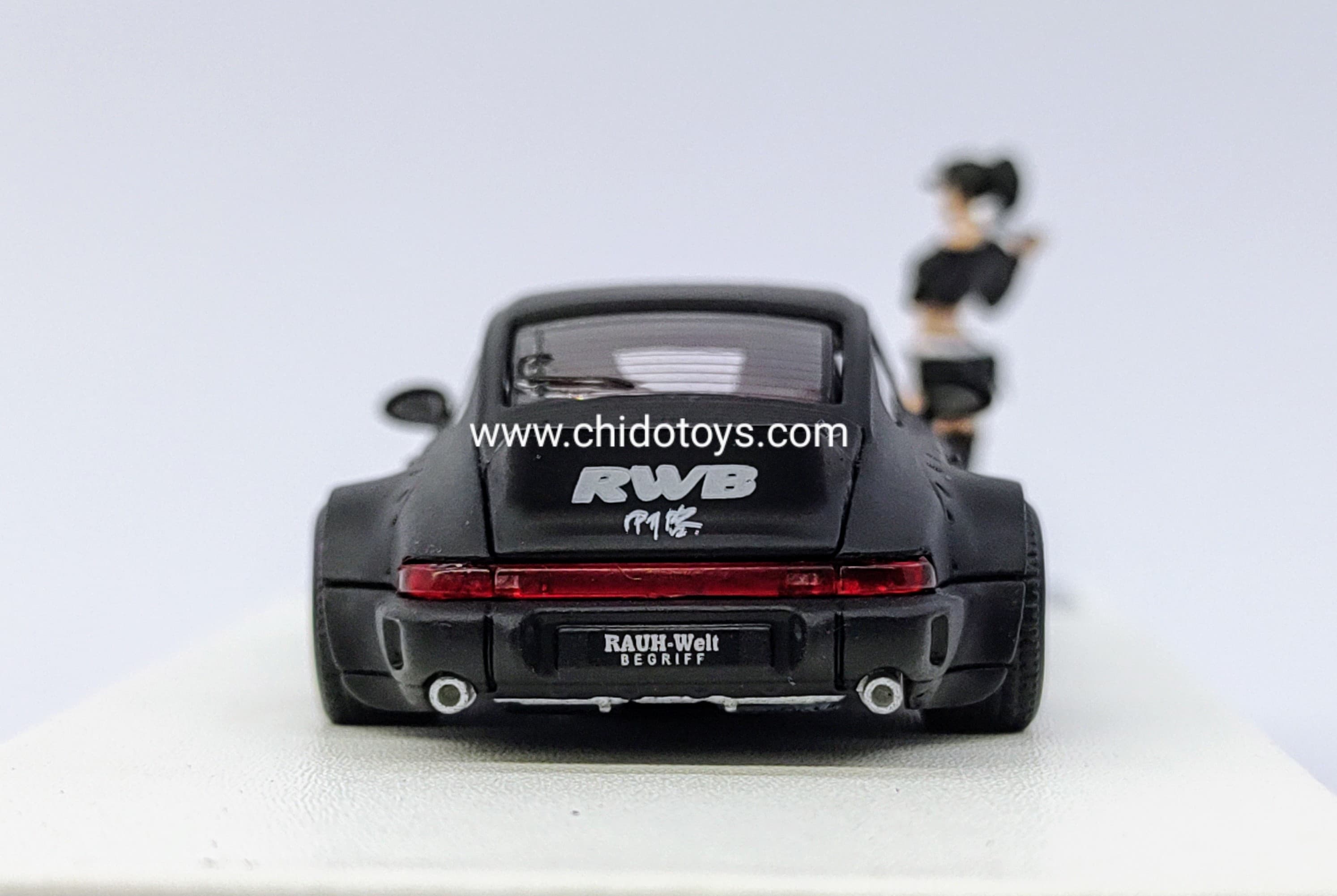 Auto a escala marca Mini Station, Modelo RWB 964 Samurai Black, Cola de Pato - Chido Toys