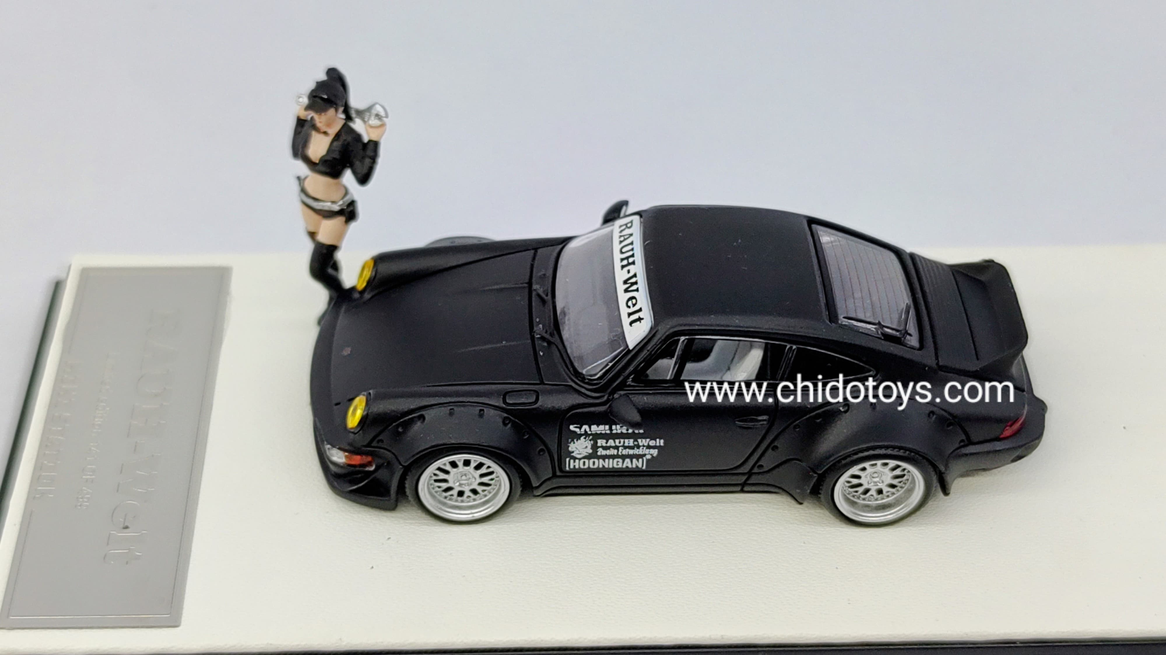 Auto a escala marca Mini Station, Modelo RWB 964 Samurai Black, Cola de Pato - Chido Toys