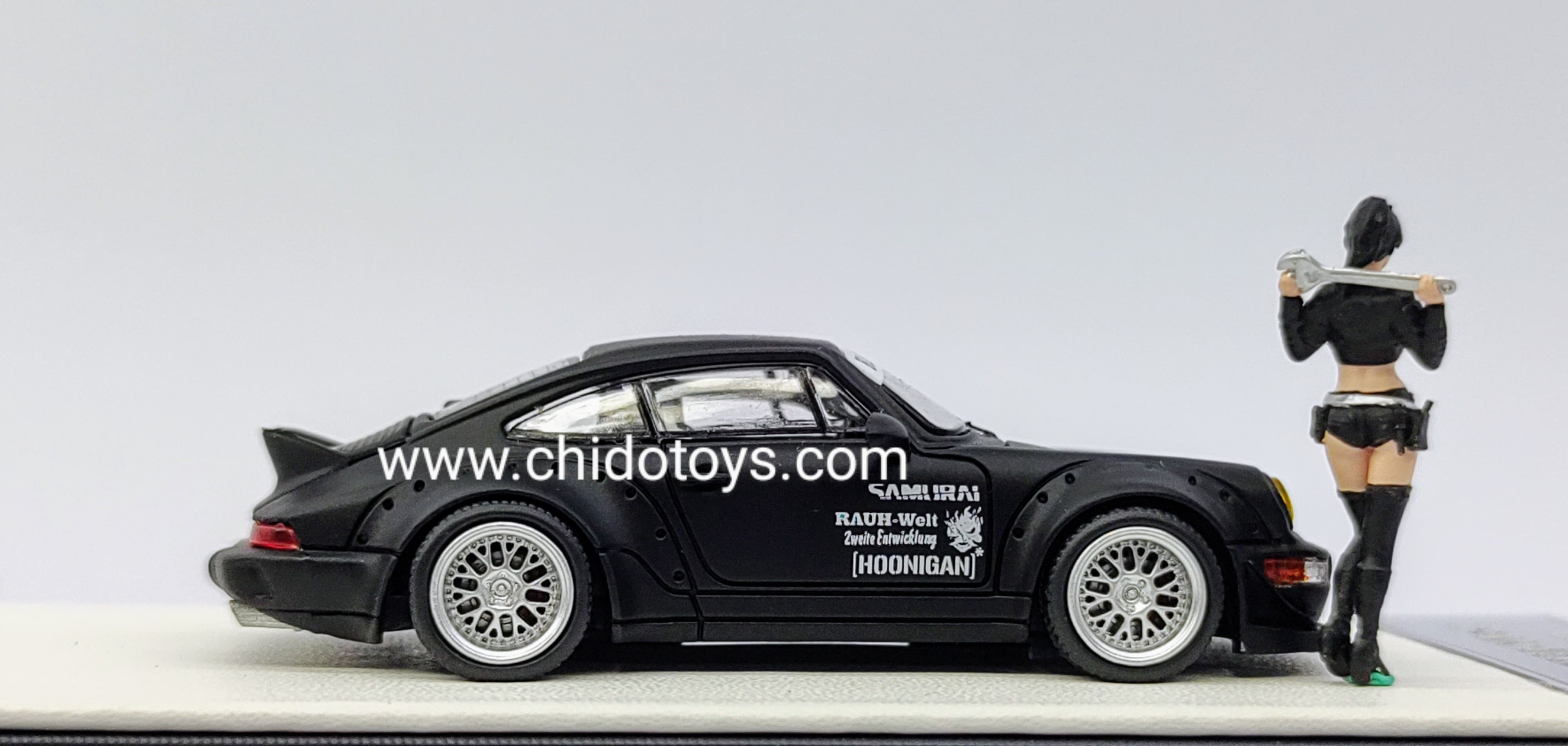 Auto a escala marca Mini Station, Modelo RWB 964 Samurai Black, Cola de Pato - Chido Toys