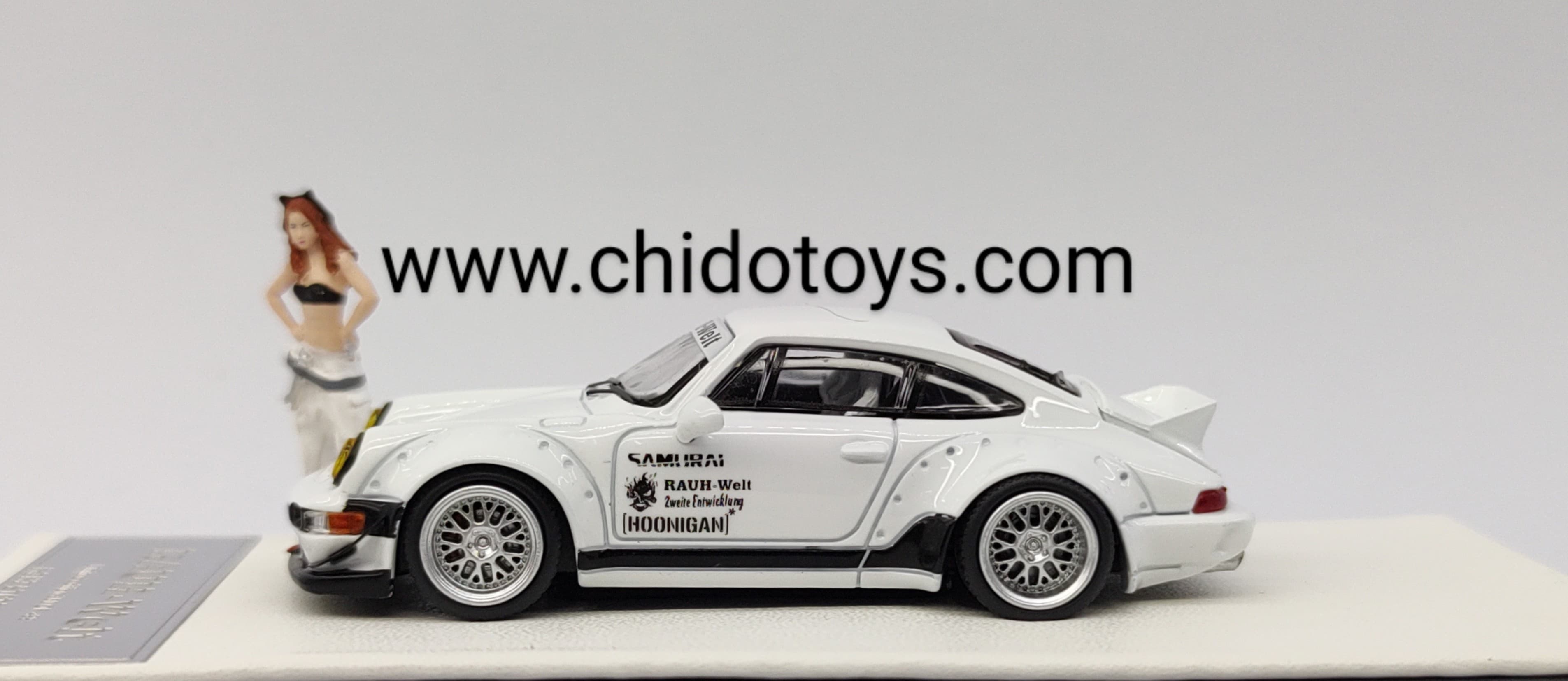 Auto a escala marca Mini Station, Modelo RWB 964 Samurai, Cola de Pato - Chido Toys