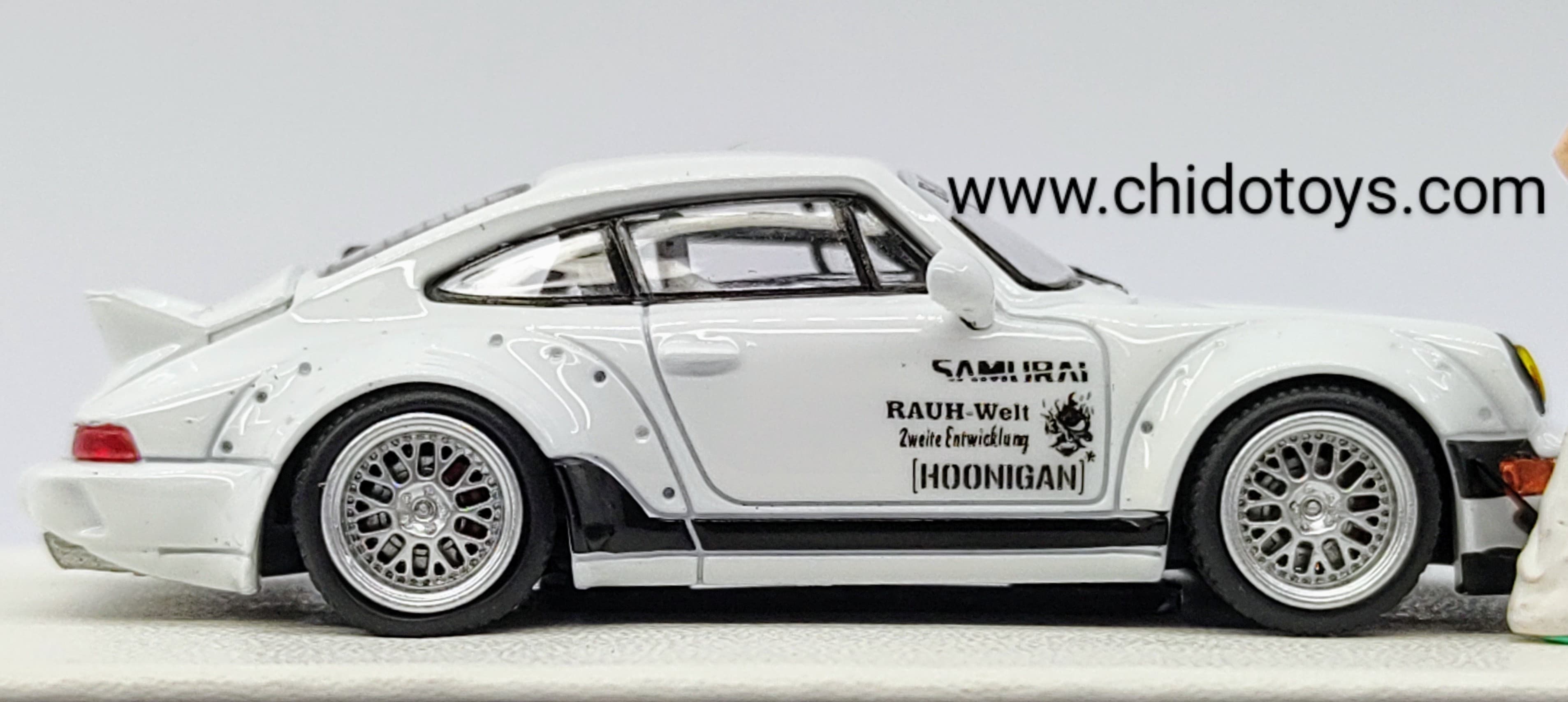 Auto a escala marca Mini Station, Modelo RWB 964 Samurai, Cola de Pato - Chido Toys