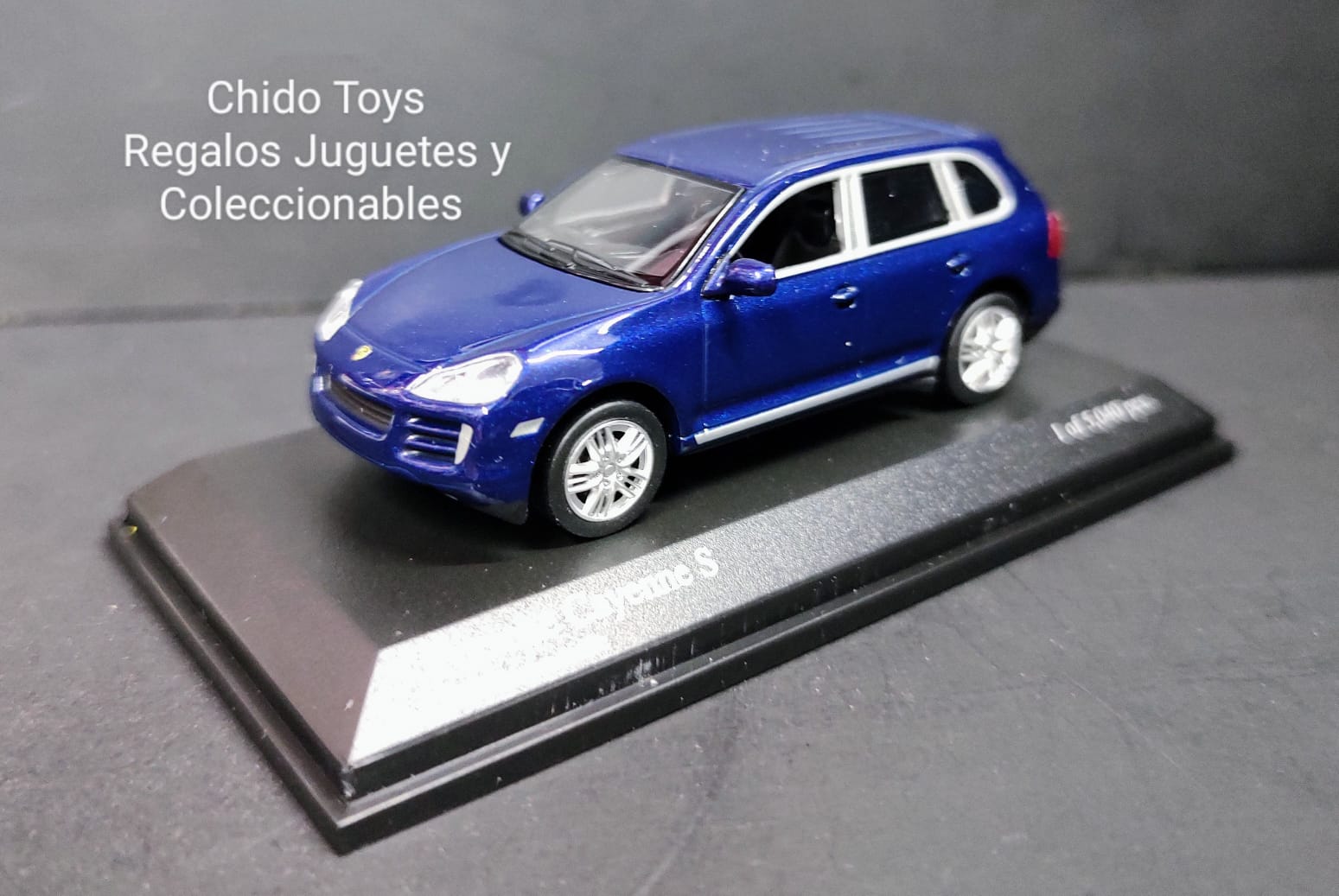Auto a escala marca Minichamps, modelo Porsche Cayenne GTS 2007, edad 14+ - Chido Toys