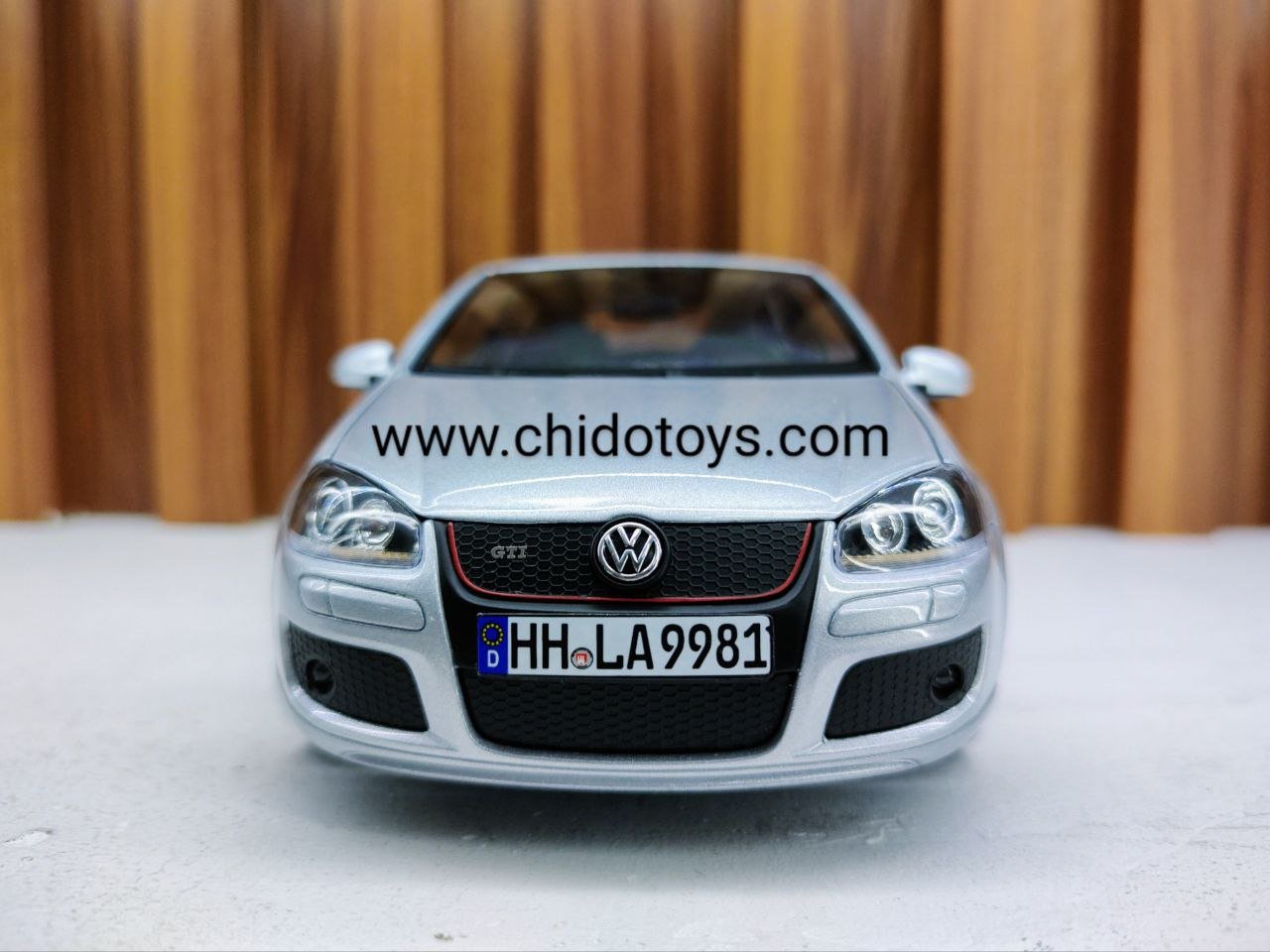 Auto a escala marca Norev, Modelo Volkswagen Golf GTI Pirelli - Chido Toys