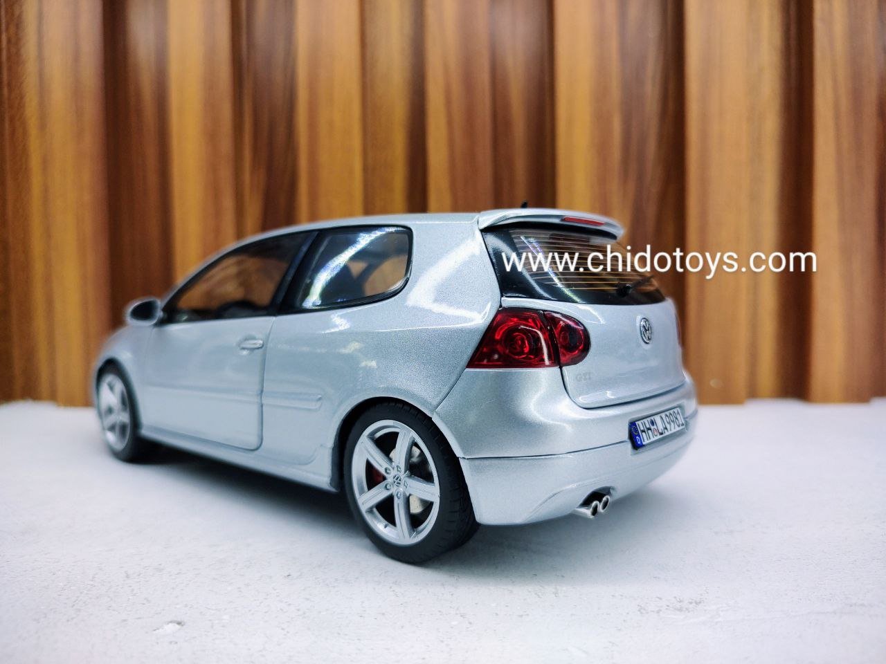 Auto a escala marca Norev, Modelo Volkswagen Golf GTI Pirelli - Chido Toys