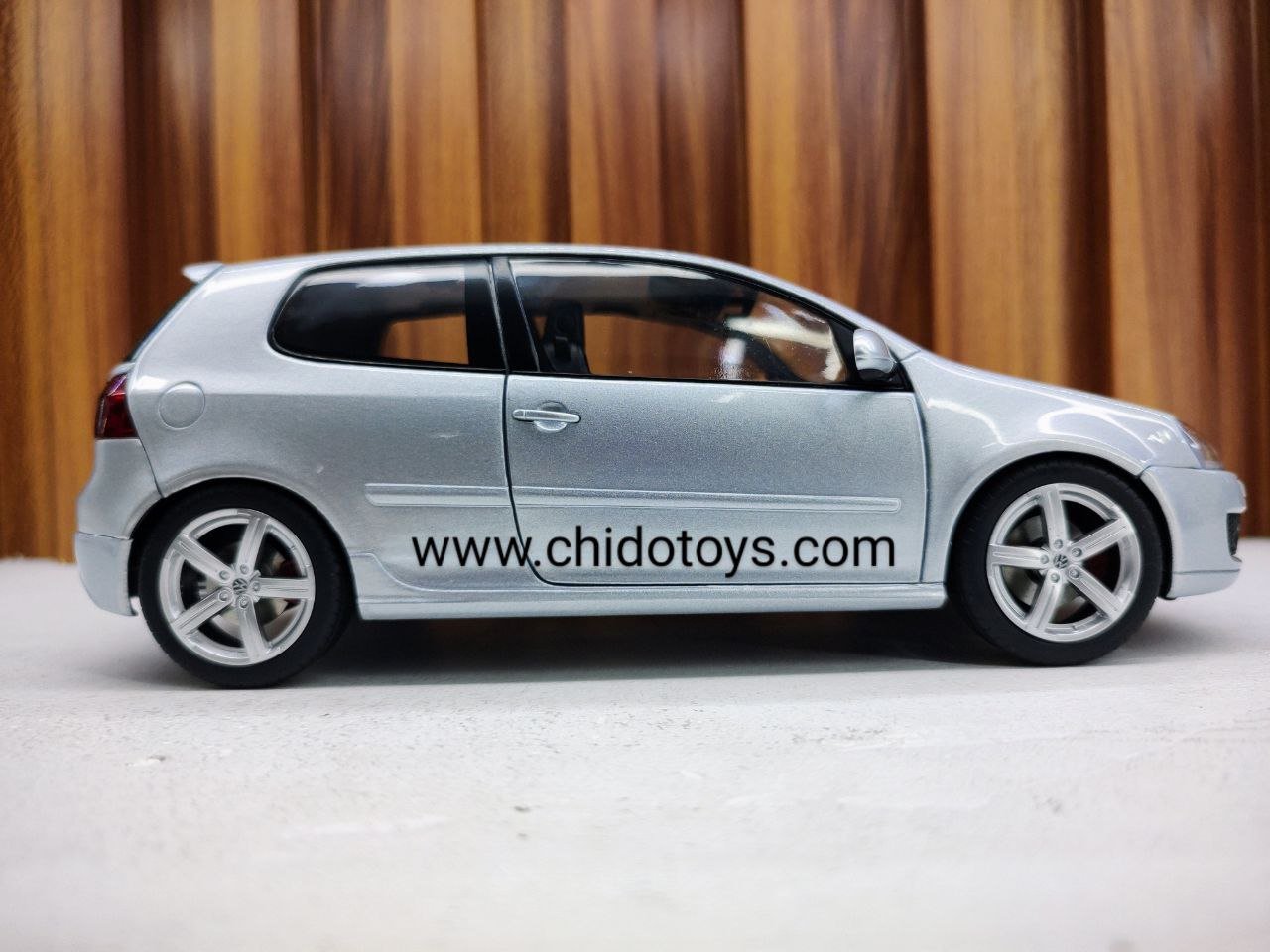 Auto a escala marca Norev, Modelo Volkswagen Golf GTI Pirelli - Chido Toys