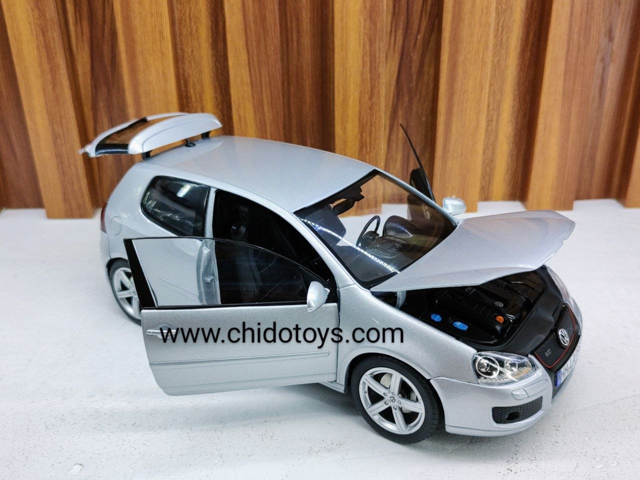 Auto a escala marca Norev, Modelo Volkswagen Golf GTI Pirelli - Chido Toys