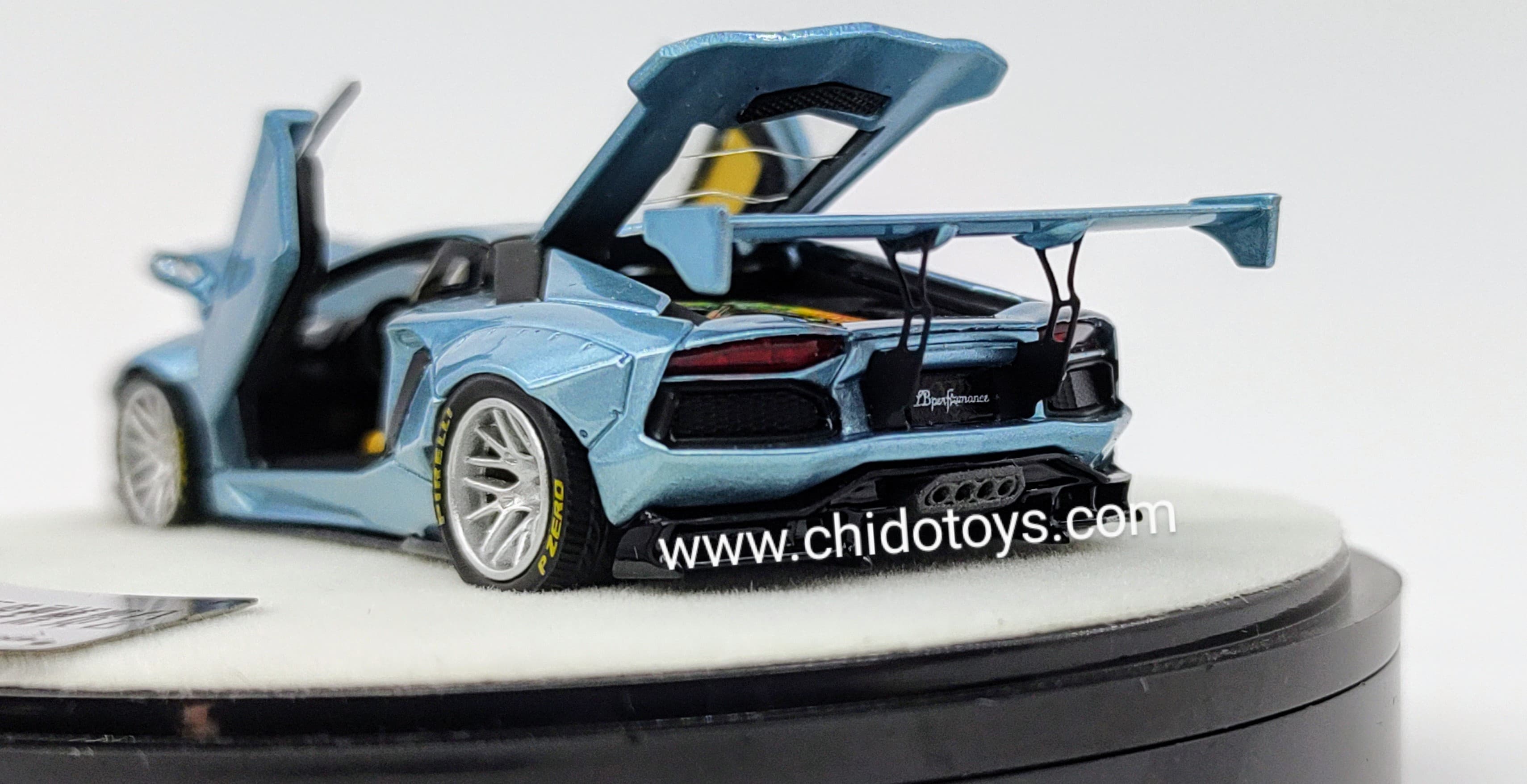 Auto a escala marca PGM, Modelo LBWK Lamborghini Aventador Azzurro THETYS, exclusivo de la HEC 2024 - Chido Toys