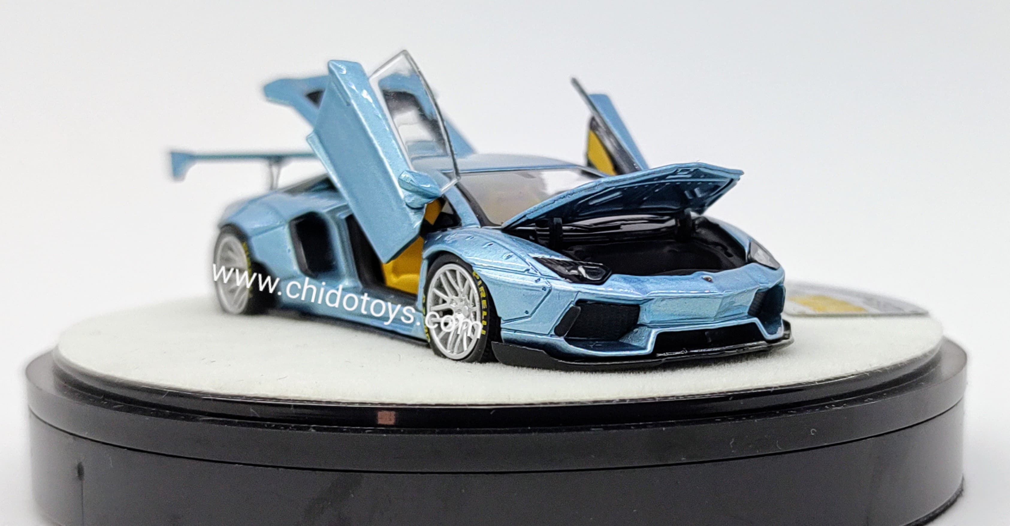 Auto a escala marca PGM, Modelo LBWK Lamborghini Aventador Azzurro THETYS, exclusivo de la HEC 2024 - Chido Toys