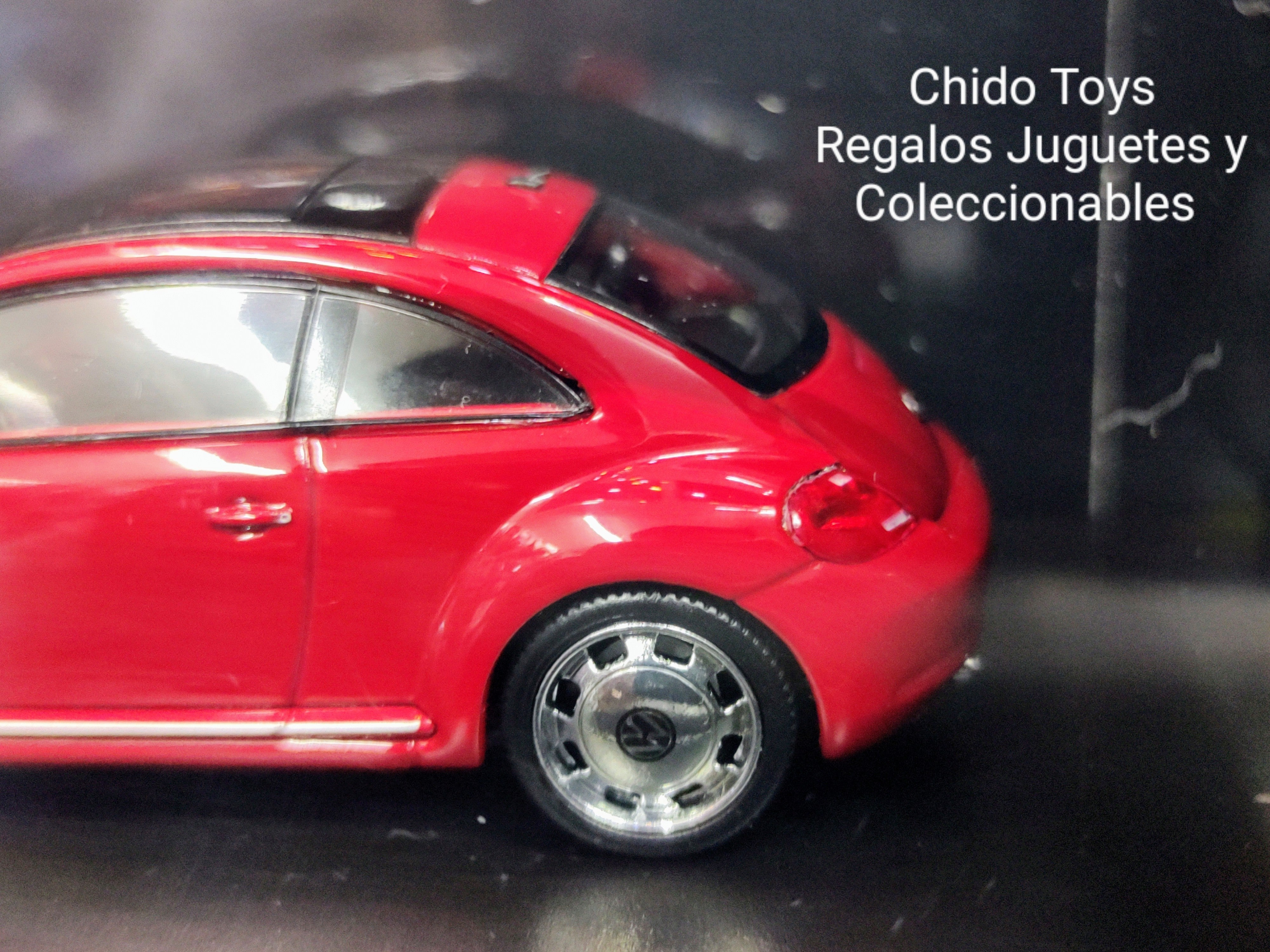 Auto a escala marca Schuco, modelo Beetle. - Chido Toys