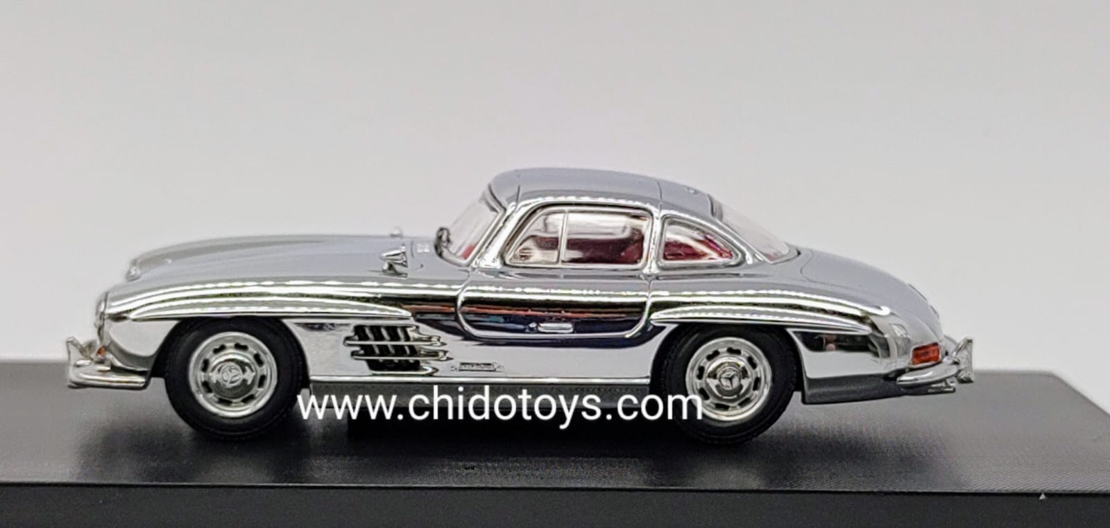 Auto a escala marca SEEKER modelo 300SL W198 - Chido Toys