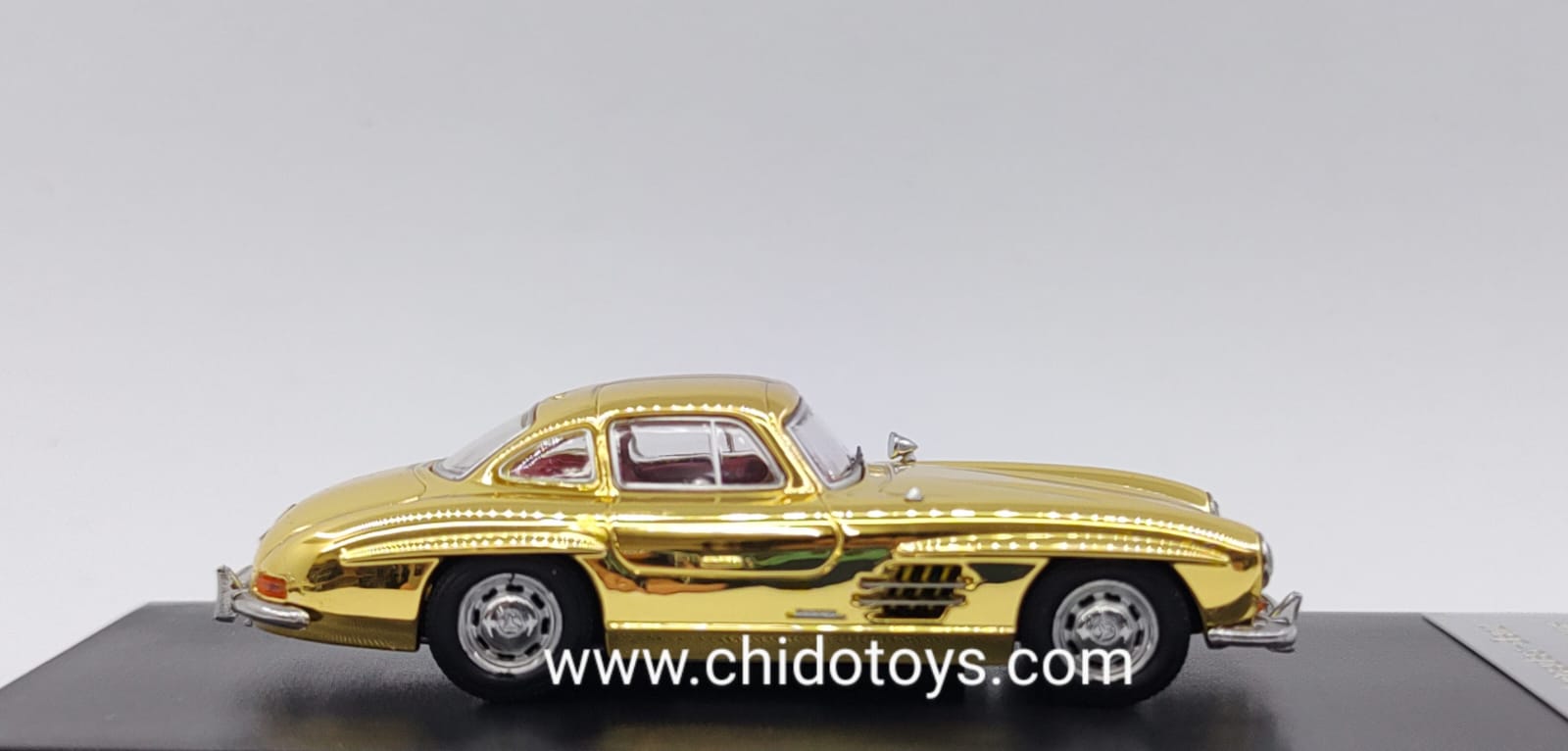 Auto a escala marca SEEKER modelo 300SL W198 - Chido Toys