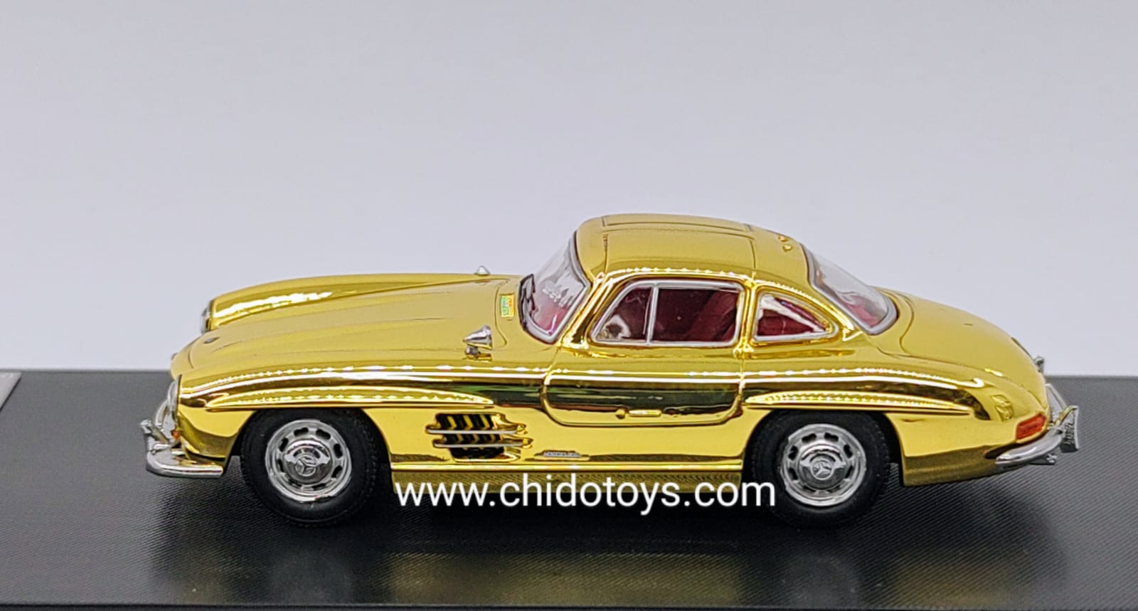 Auto a escala marca SEEKER modelo 300SL W198 - Chido Toys