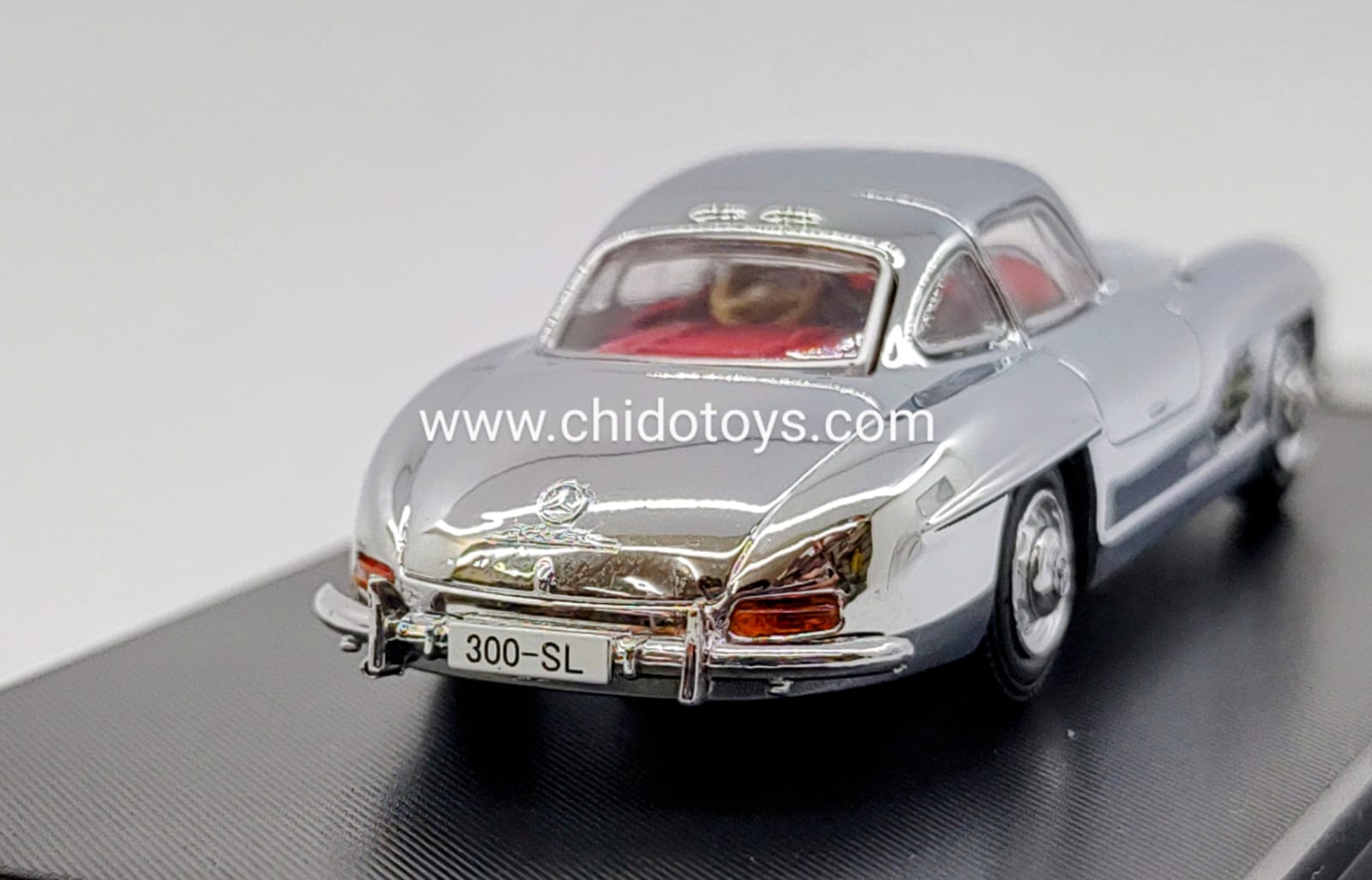 Auto a escala marca SEEKER modelo 300SL W198 - Chido Toys