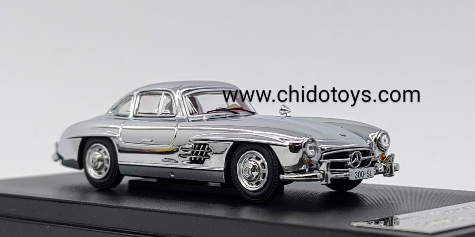 Auto a escala marca SEEKER modelo 300SL W198 - Chido Toys