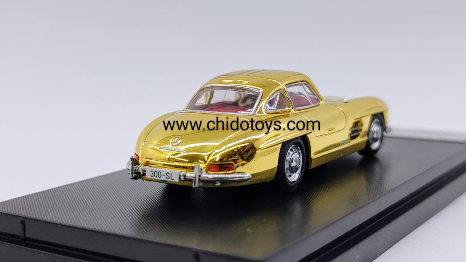 Auto a escala marca SEEKER modelo 300SL W198 - Chido Toys