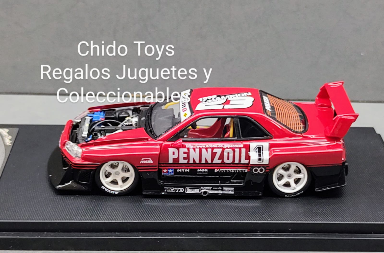 Auto a escala marca Stance Hunters High Rev Series, Modelo Nissan Skyline GTR34LBWK - ER34 Rojo - Chido Toys