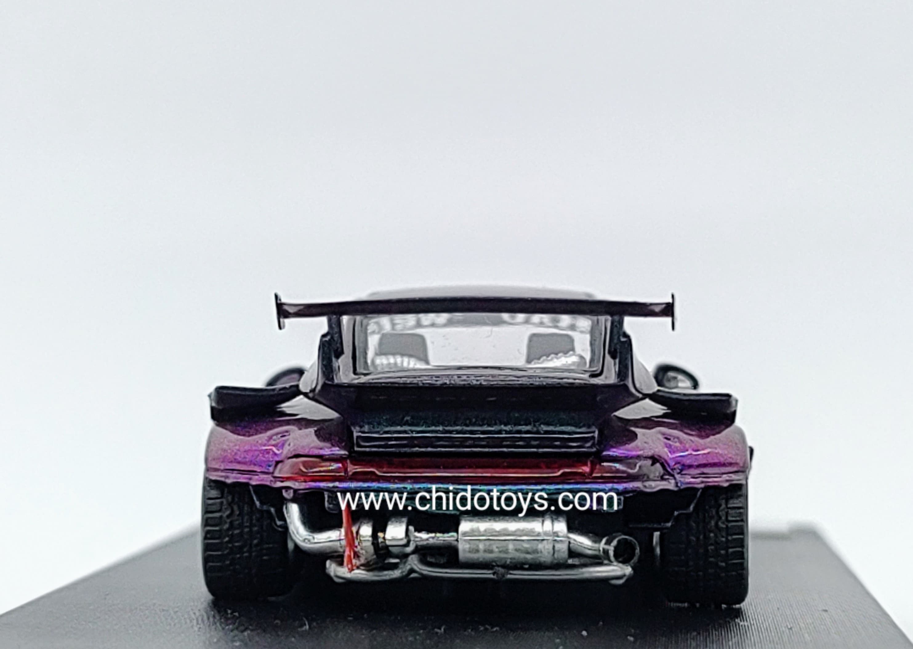 Auto a escala marca Steet Weapon, Modelo RWB 993, Camaleón - Chido Toys