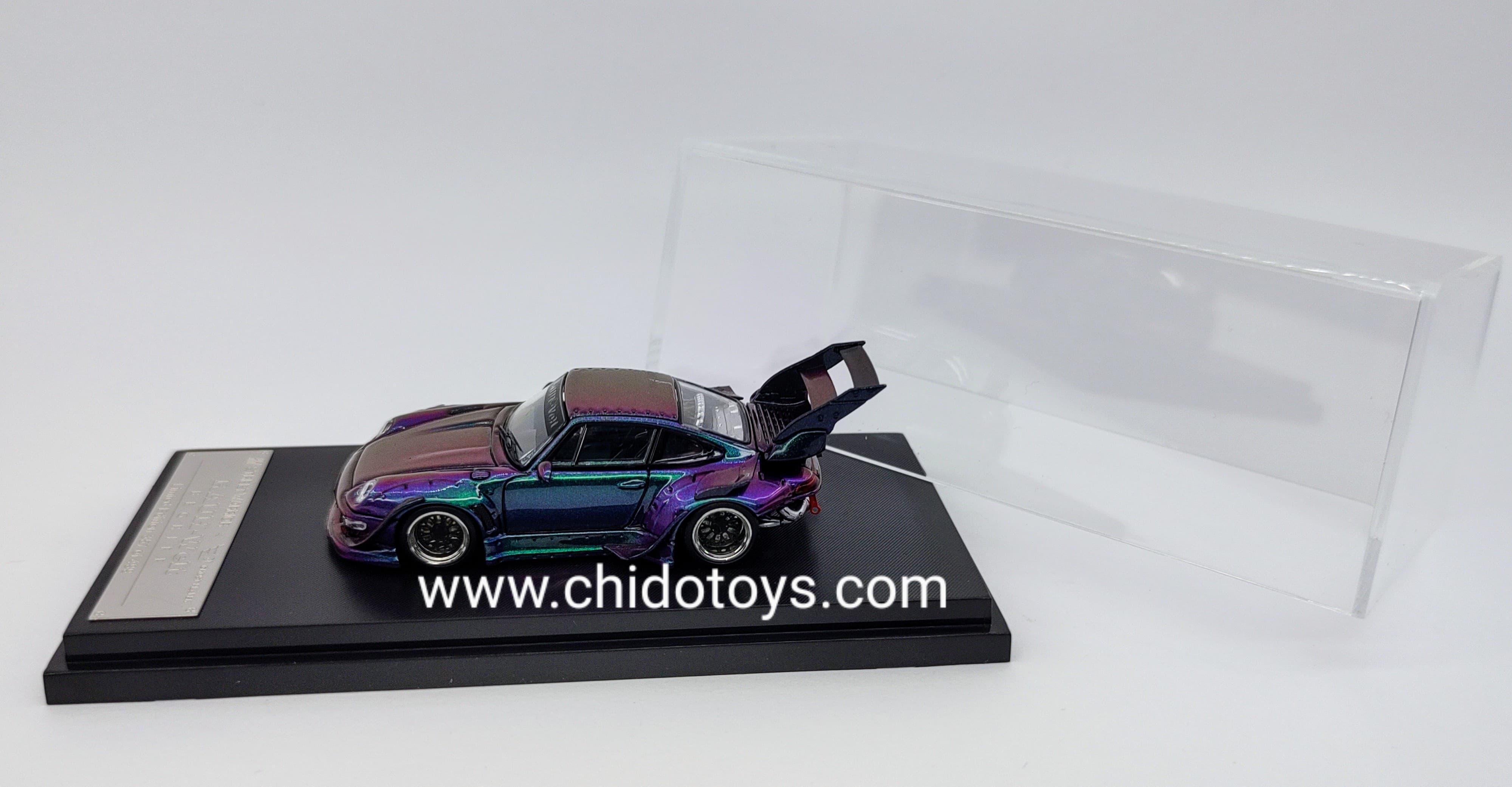 Auto a escala marca Steet Weapon, Modelo RWB 993, Camaleón, Doble Alerón - Chido Toys