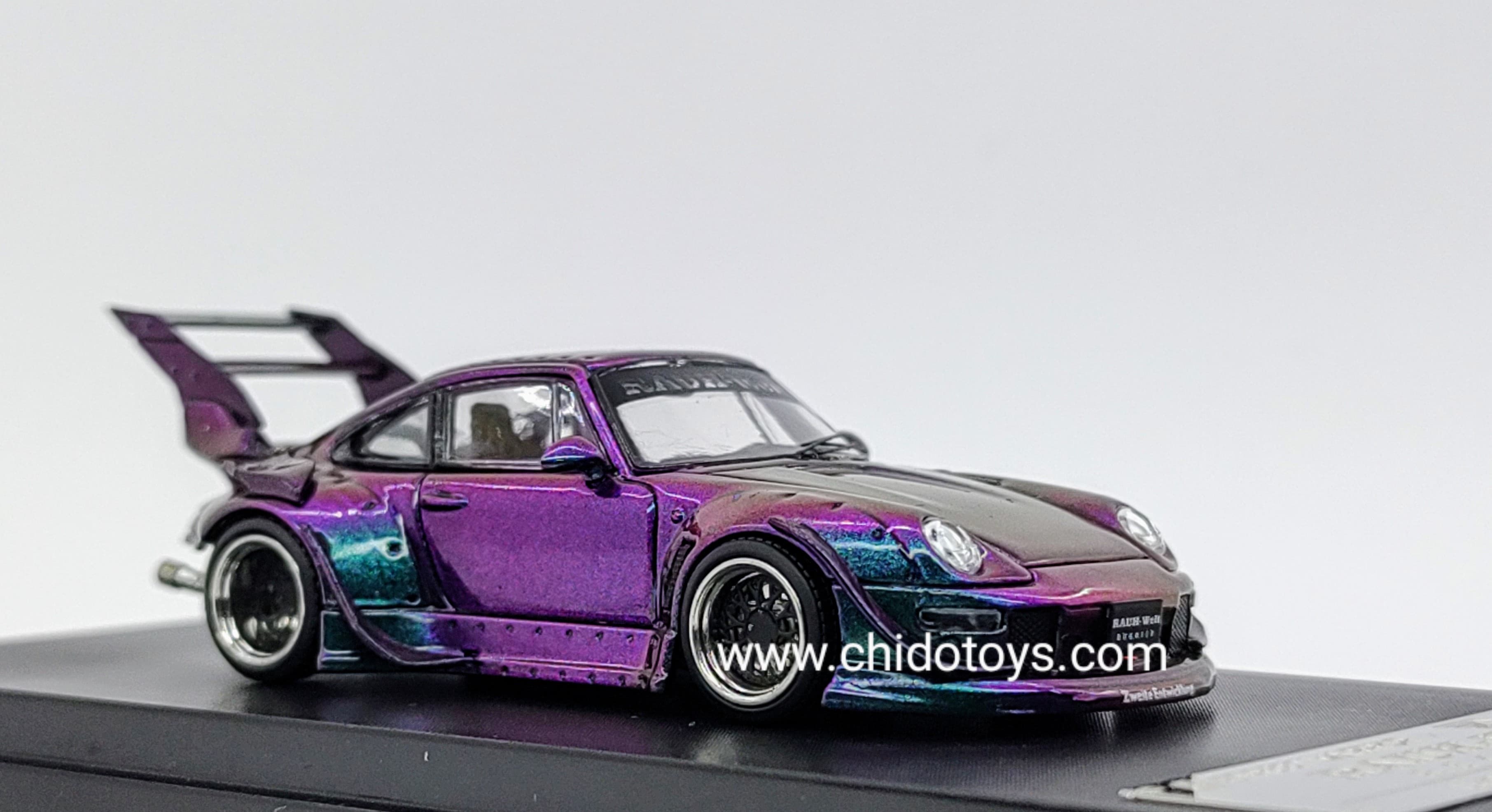 Auto a escala marca Steet Weapon, Modelo RWB 993, Camaleón, Doble Alerón - Chido Toys