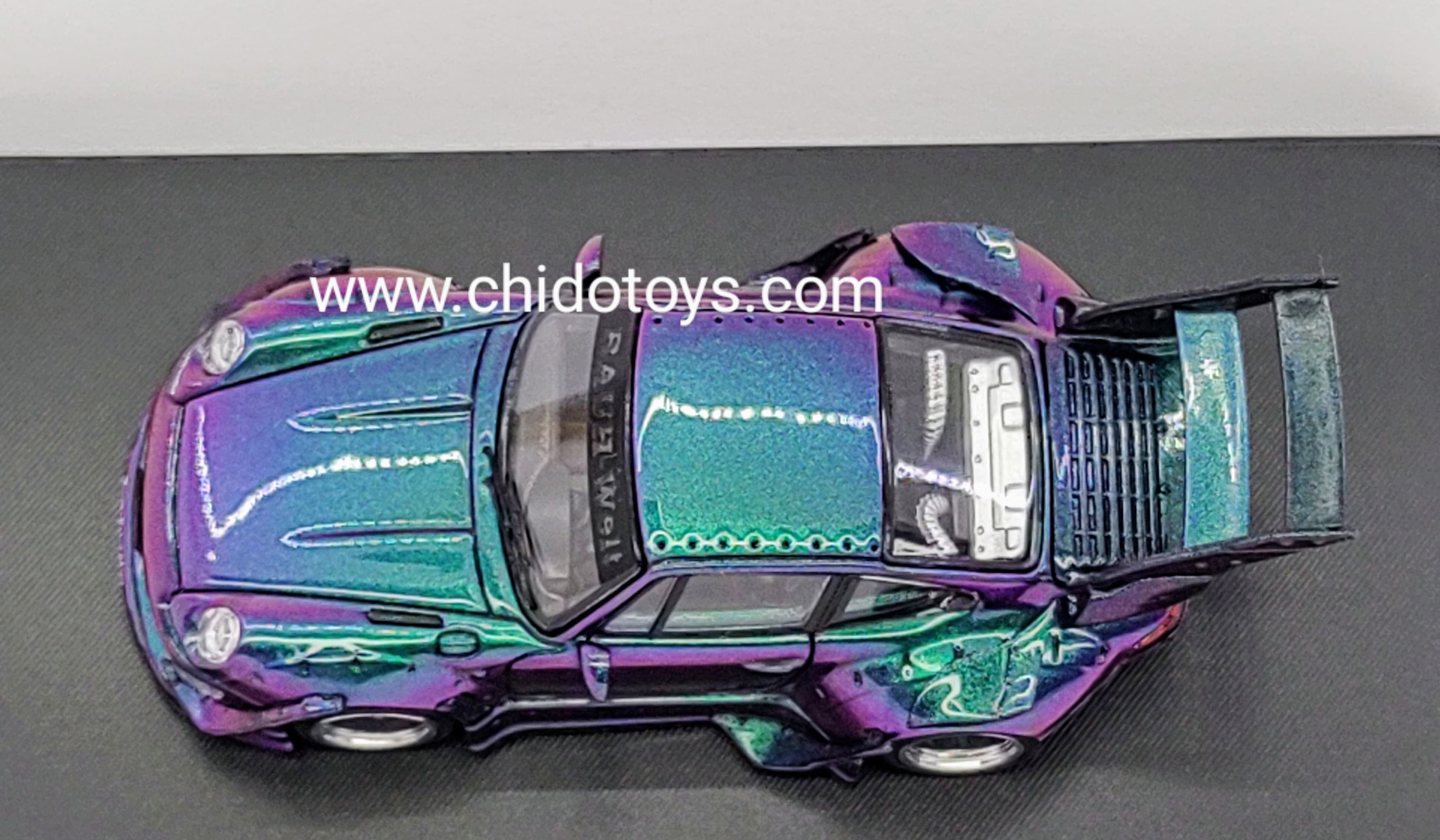 Auto a escala marca Steet Weapon, Modelo RWB 993, Camaleón, Doble Alerón - Chido Toys