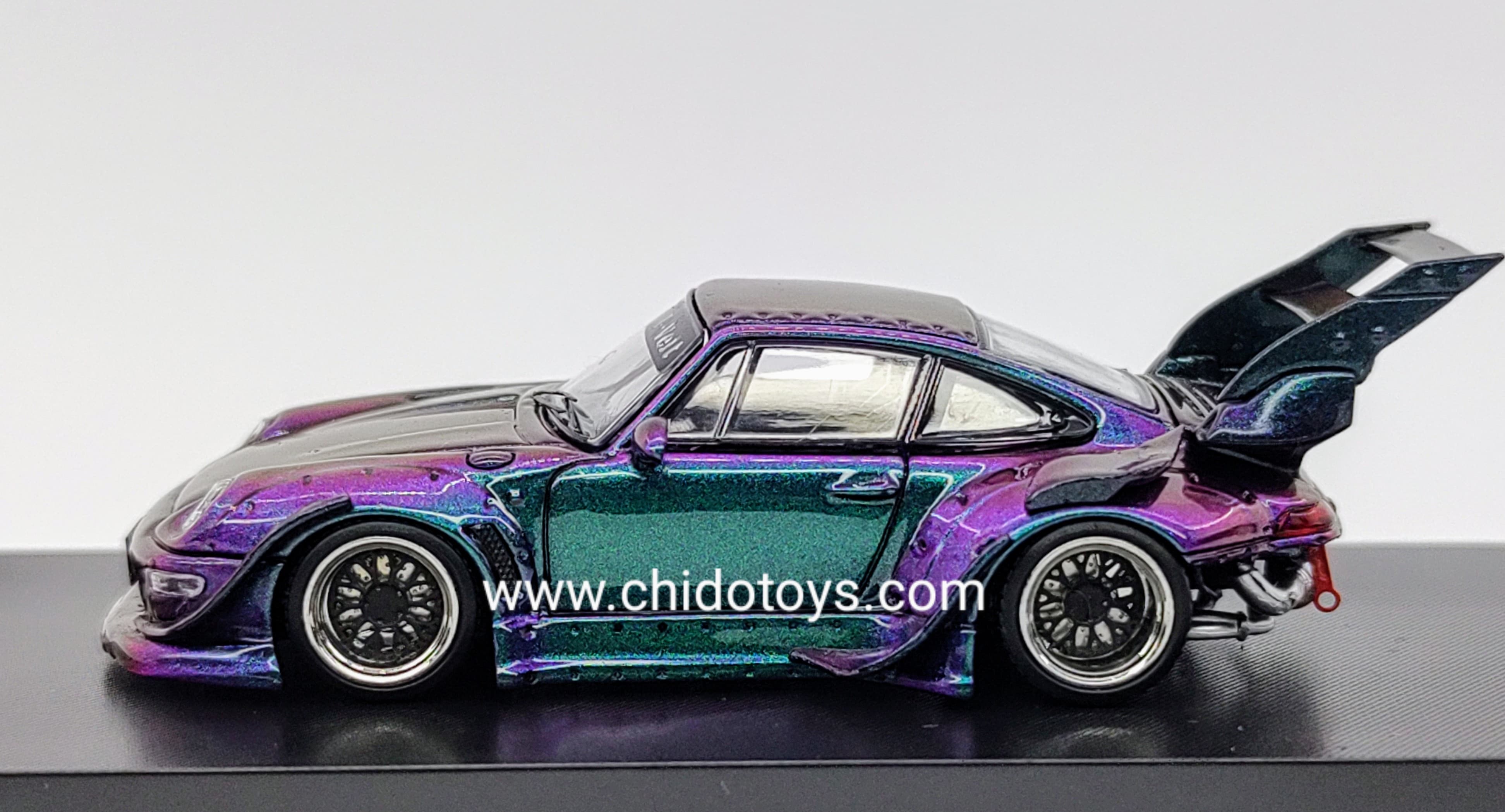 Auto a escala marca Steet Weapon, Modelo RWB 993, Camaleón, Doble Alerón - Chido Toys