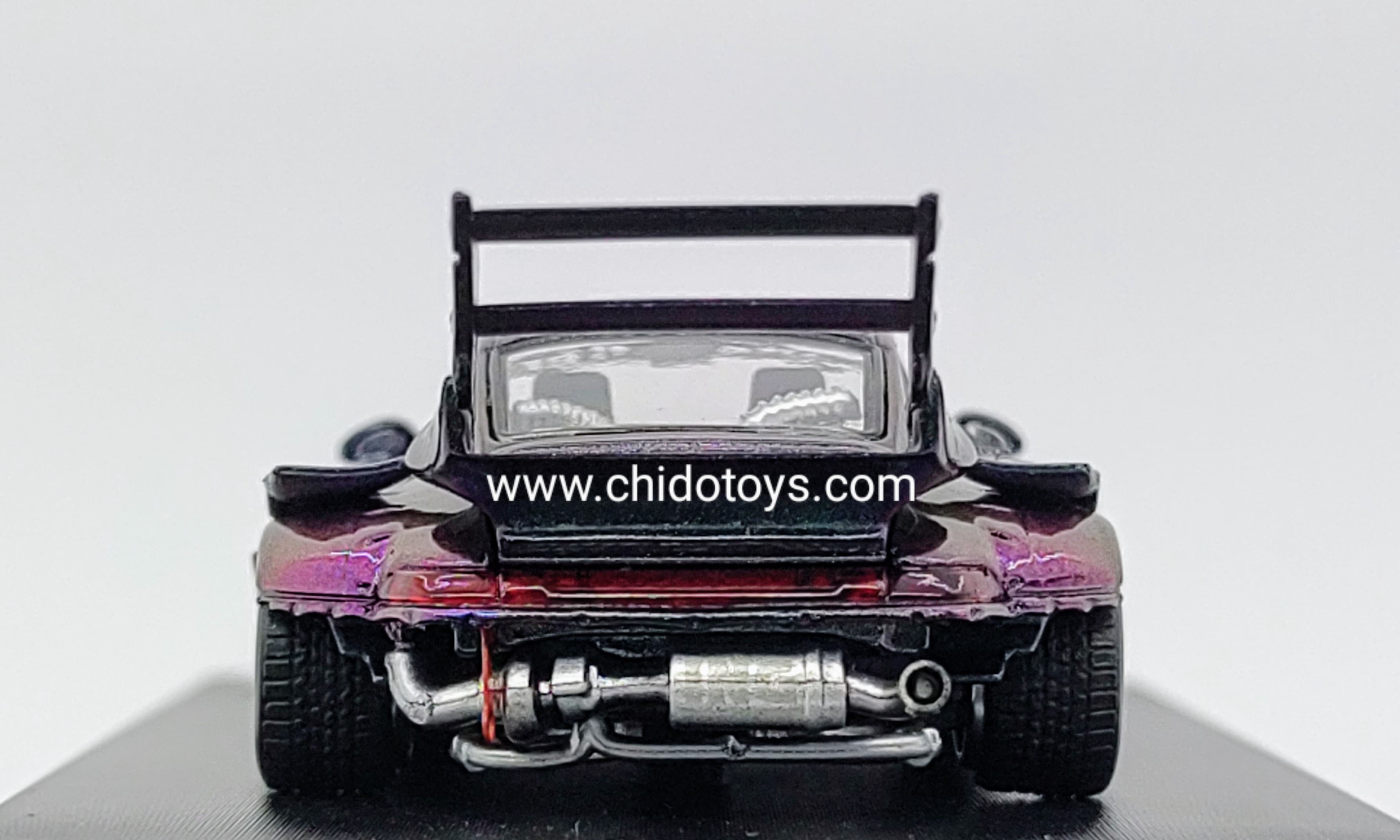 Auto a escala marca Steet Weapon, Modelo RWB 993, Camaleón, Doble Alerón - Chido Toys