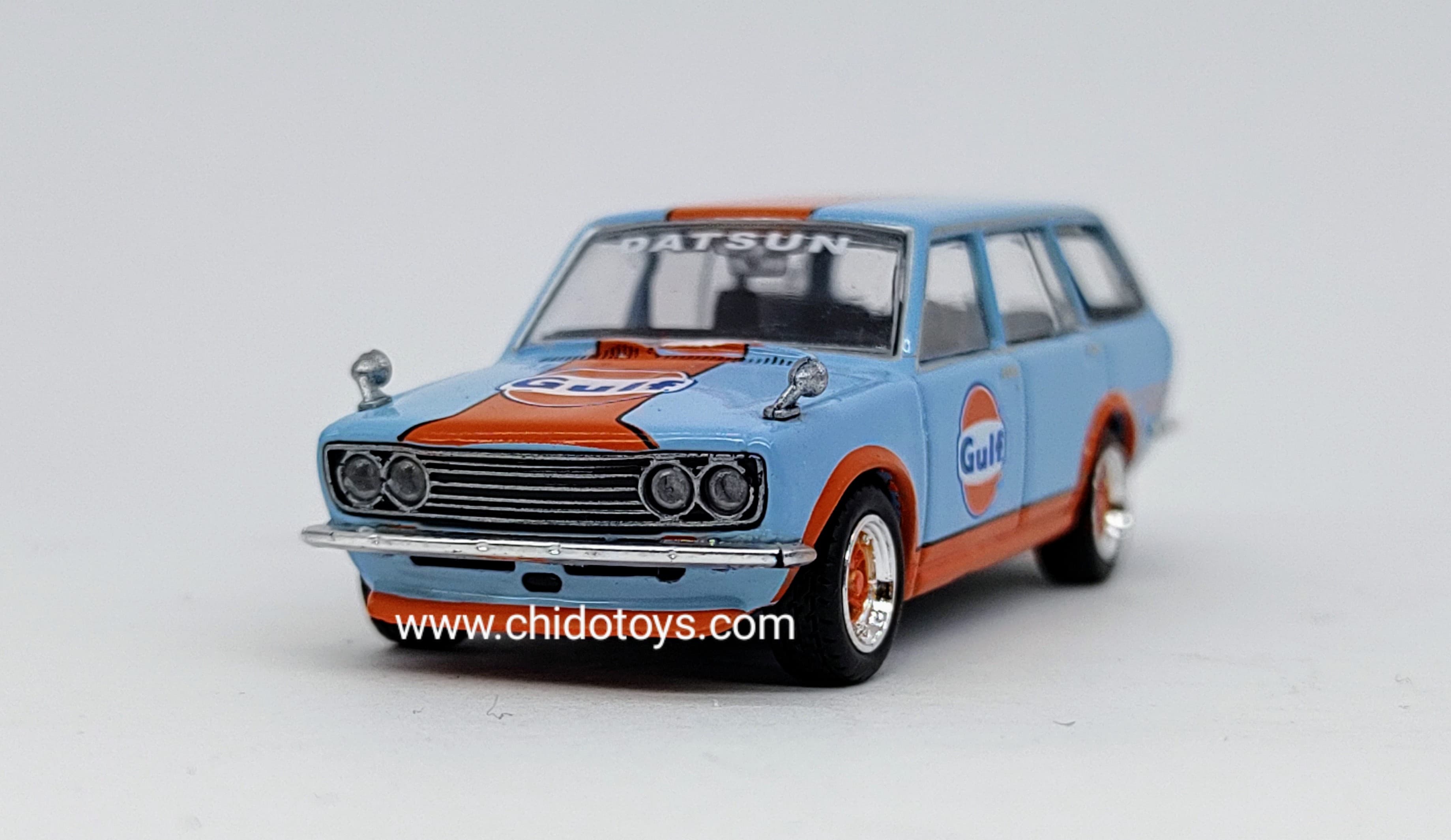 Auto a escala marca Tarmac Works modelo Datsun Bluebird 510 Wagon Gulf - Chido Toys