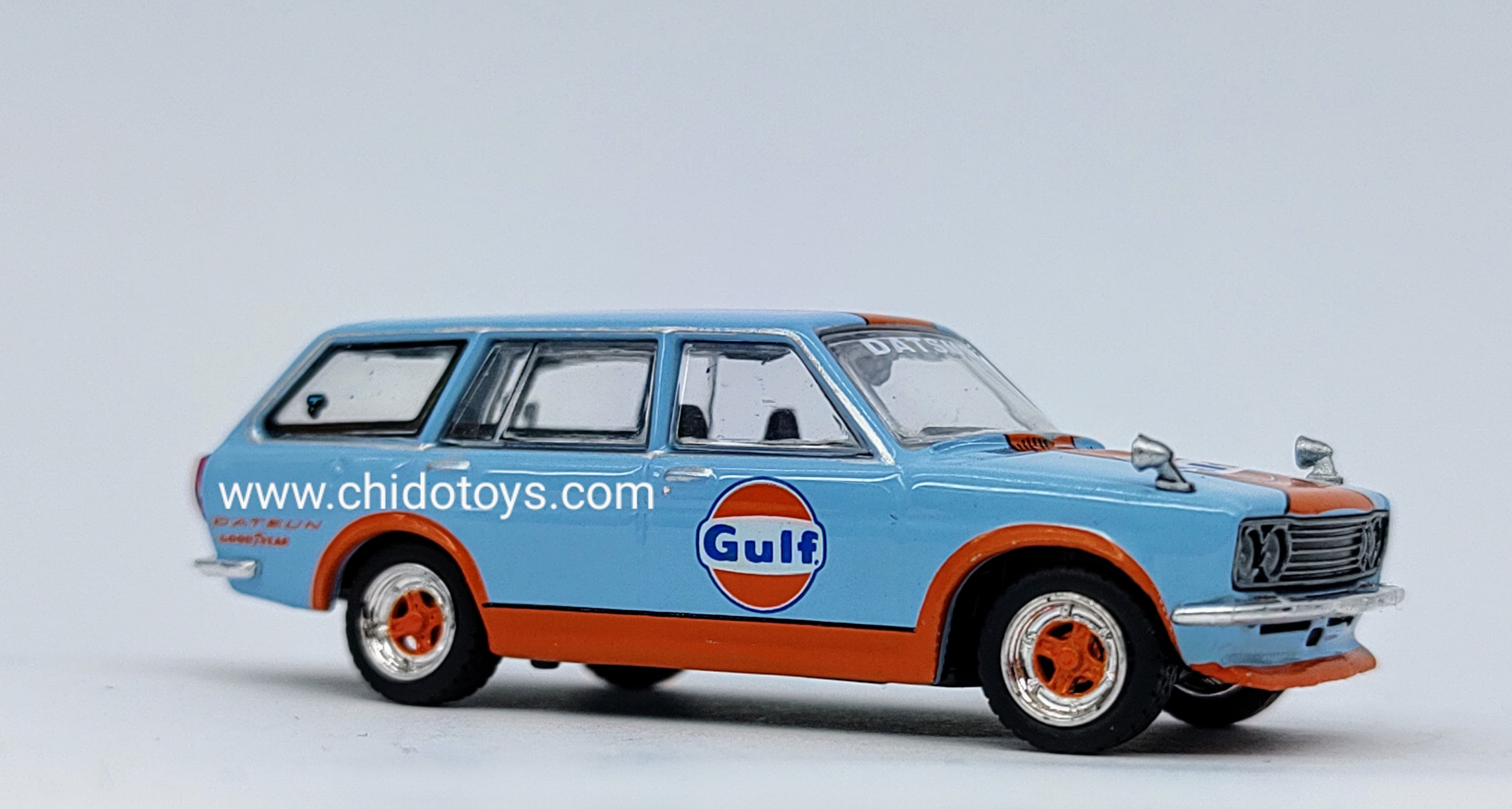 Auto a escala marca Tarmac Works modelo Datsun Bluebird 510 Wagon Gulf - Chido Toys