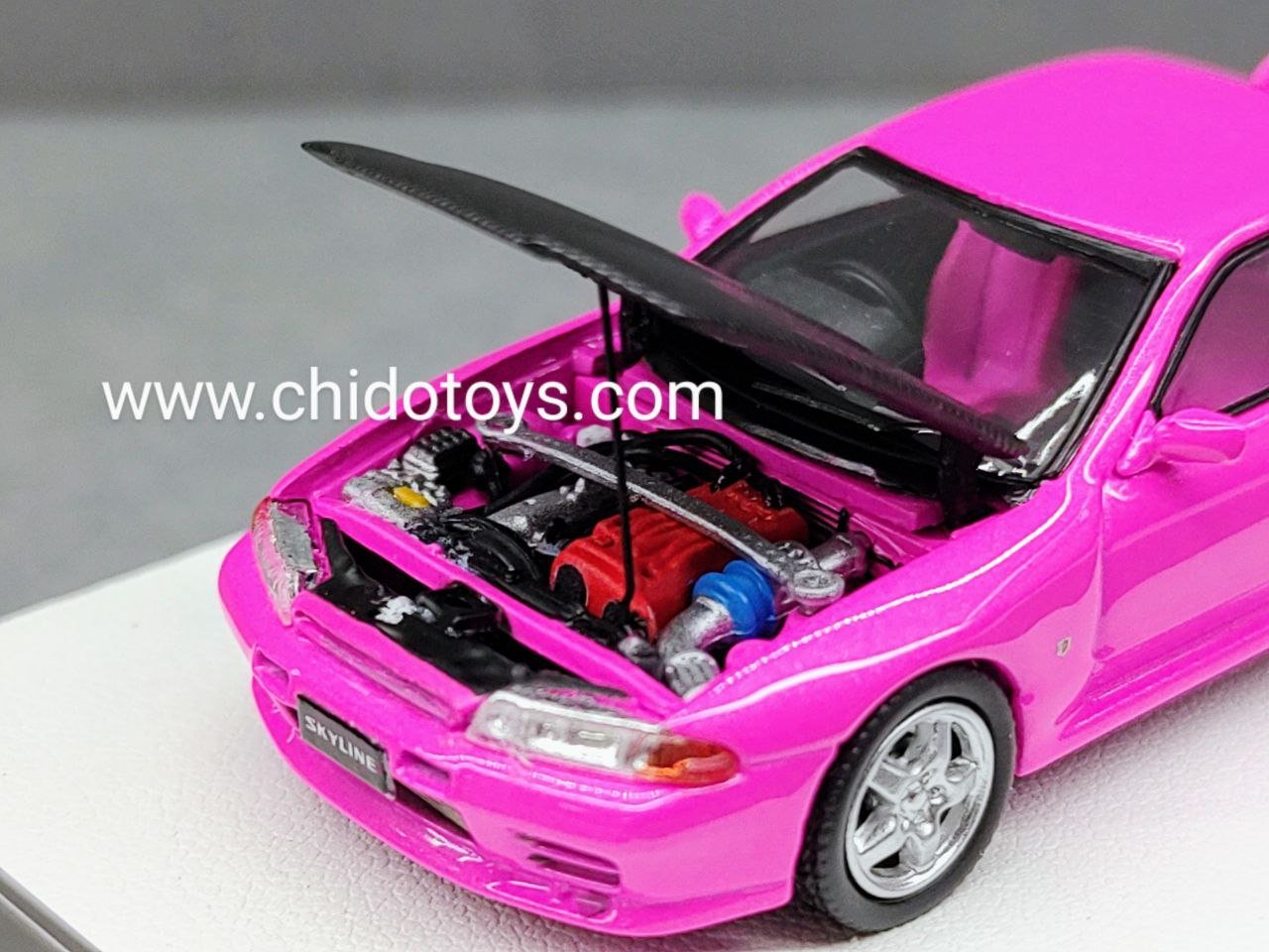 Auto a escala marca Time Micro Modelo Nissan GTR R32 Rose Pink - Chido Toys