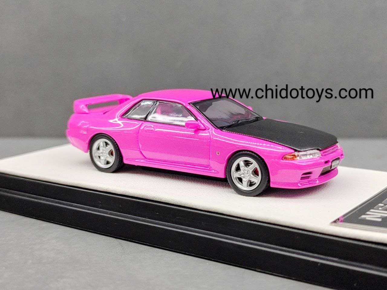 Auto a escala marca Time Micro Modelo Nissan GTR R32 Rose Pink - Chido Toys