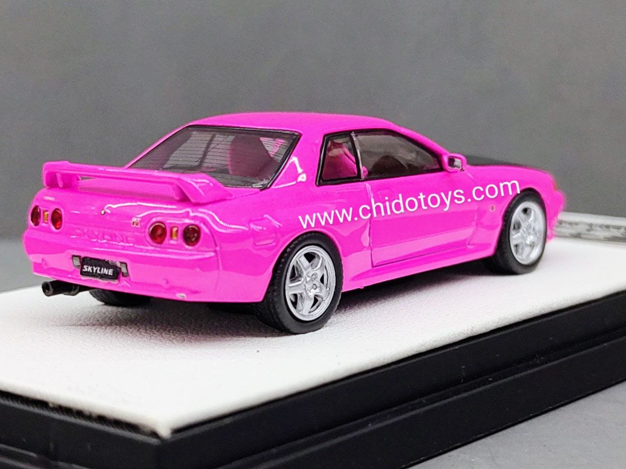 Auto a escala marca Time Micro Modelo Nissan GTR R32 Rose Pink - Chido Toys