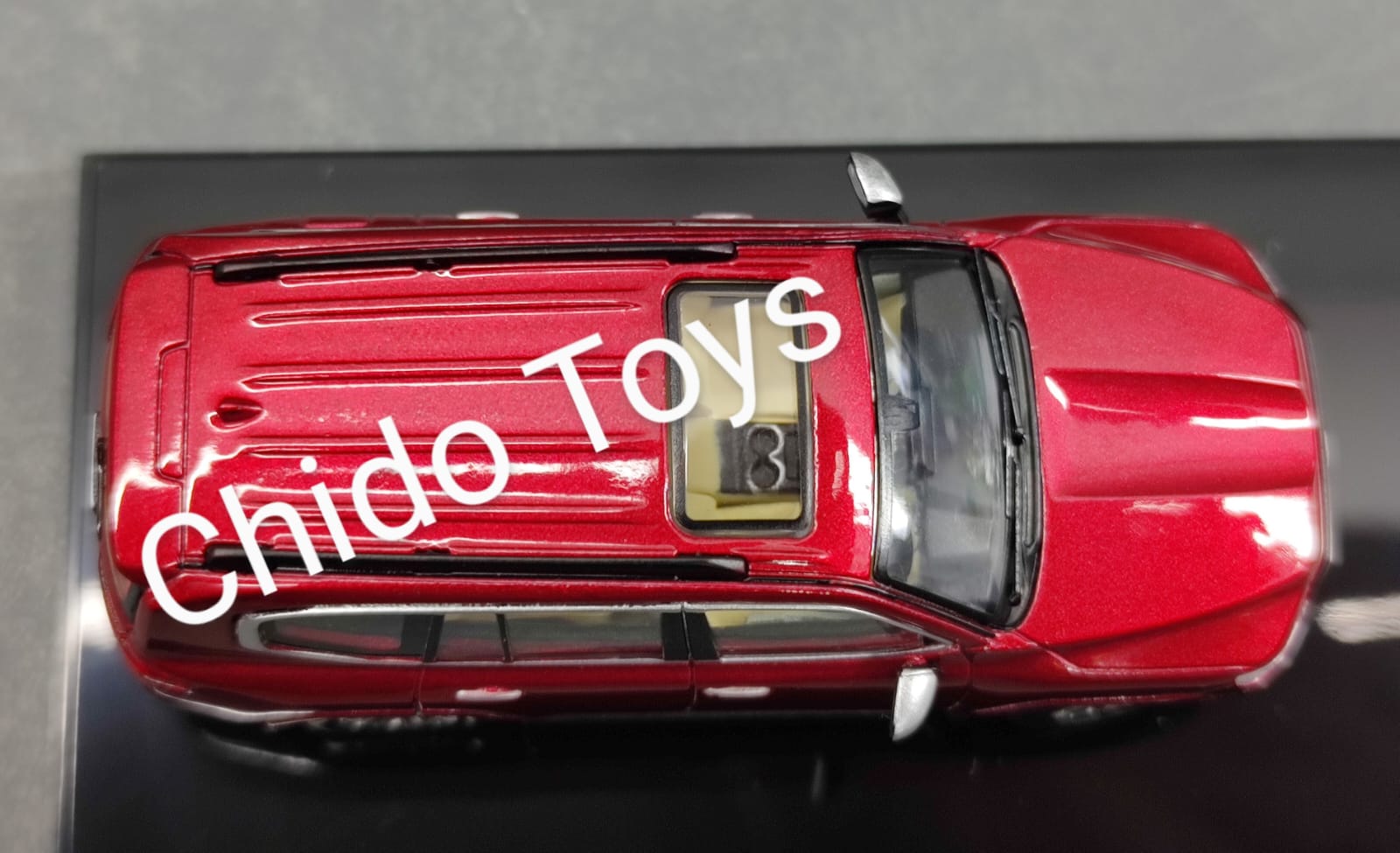 Auto a escala marca Unique Model modelo Toyota Land Cruiser LC300. - Chido Toys