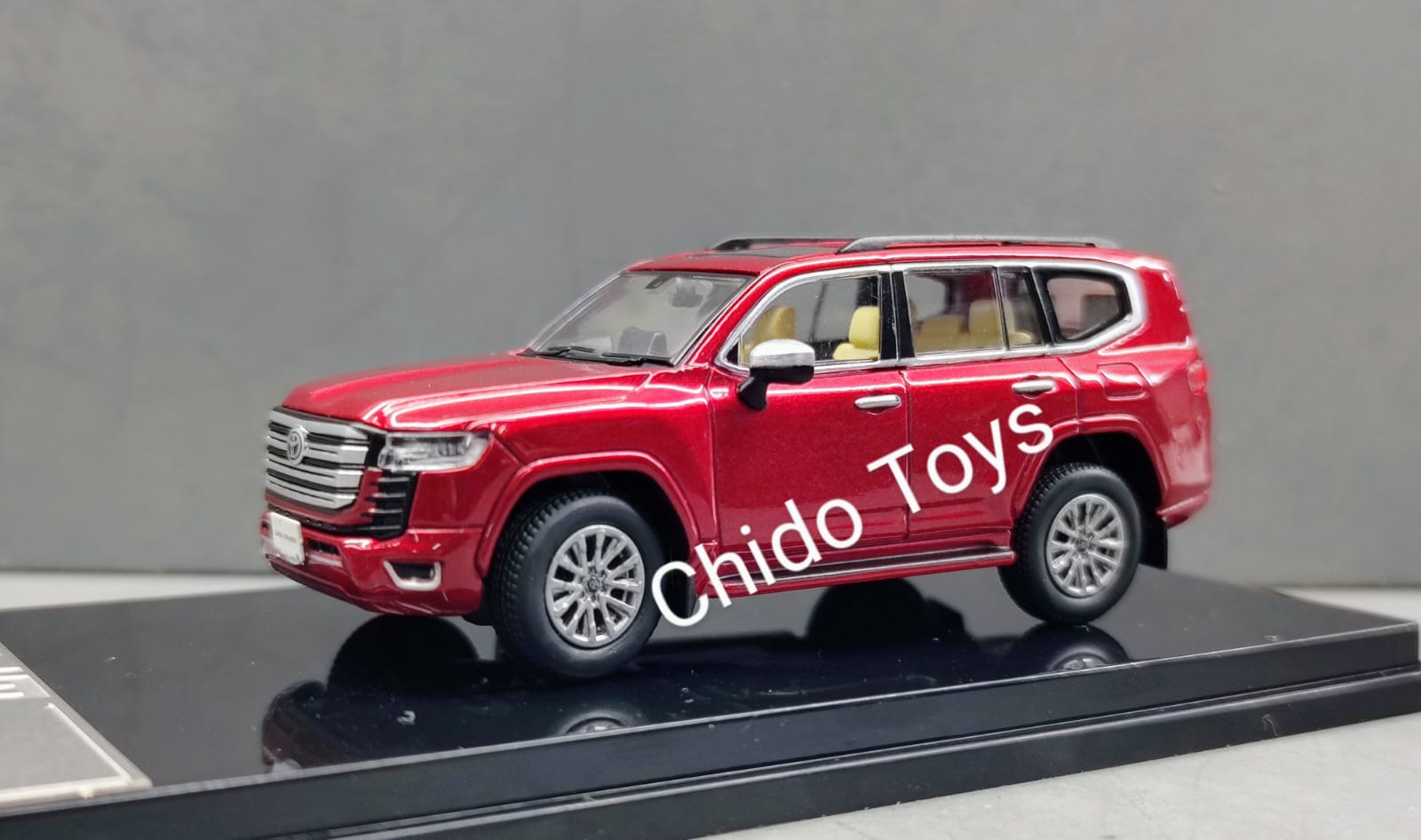 Auto a escala marca Unique Model modelo Toyota Land Cruiser LC300. - Chido Toys