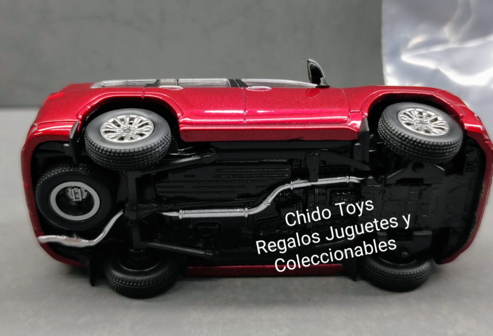 Auto a escala marca Unique Model modelo Toyota Land Cruiser LC300. - Chido Toys