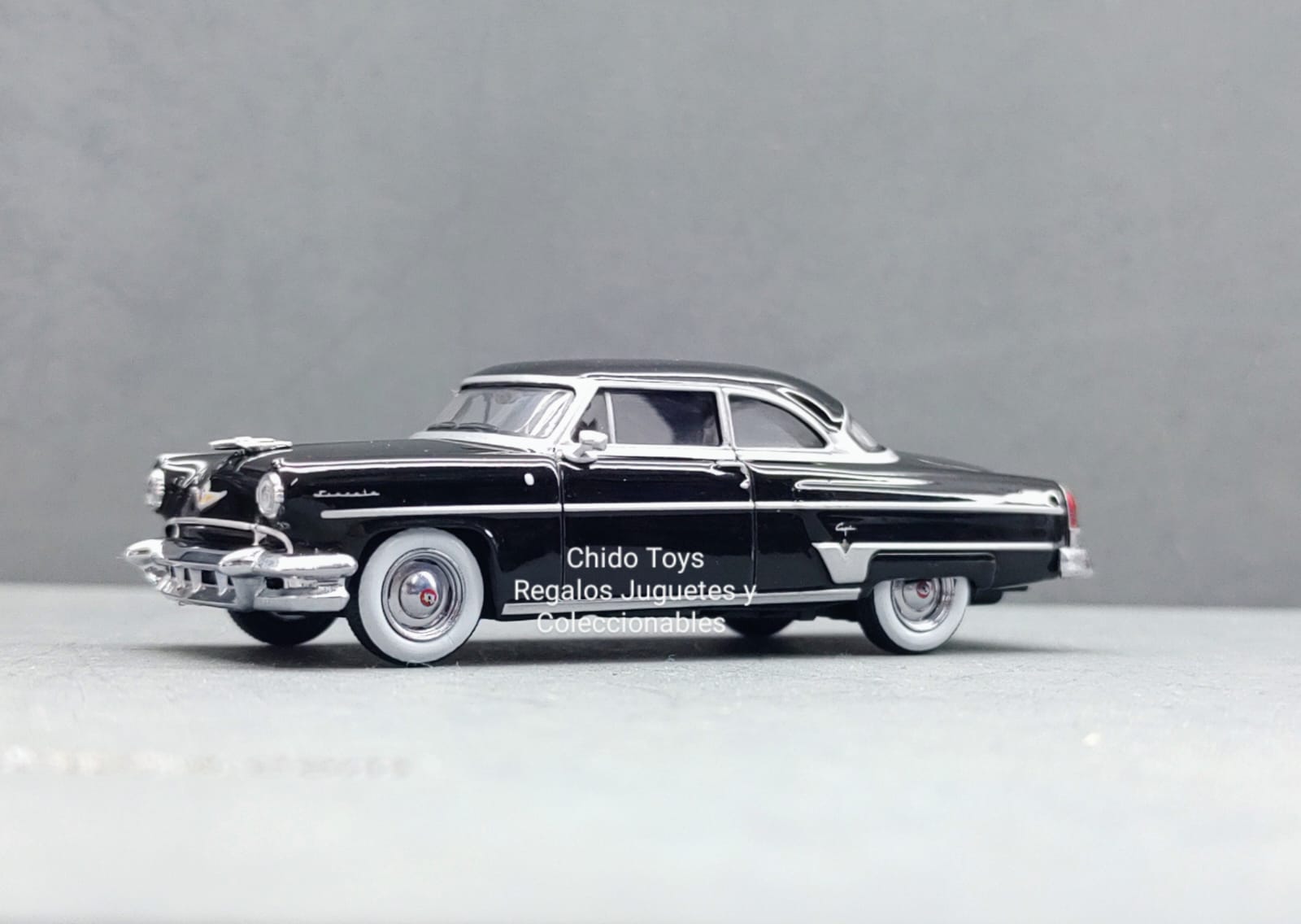 Auto a escala Mini GT, Modelo Lincoln Capri 1954 Black - Chido Toys