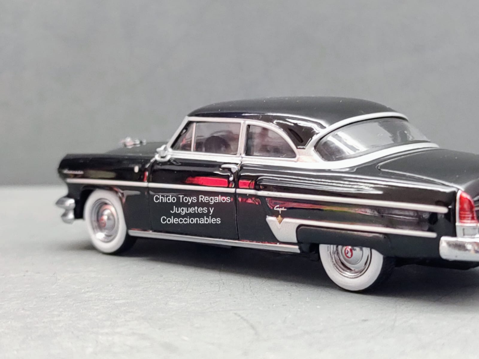 Auto a escala Mini GT, Modelo Lincoln Capri 1954 Black - Chido Toys