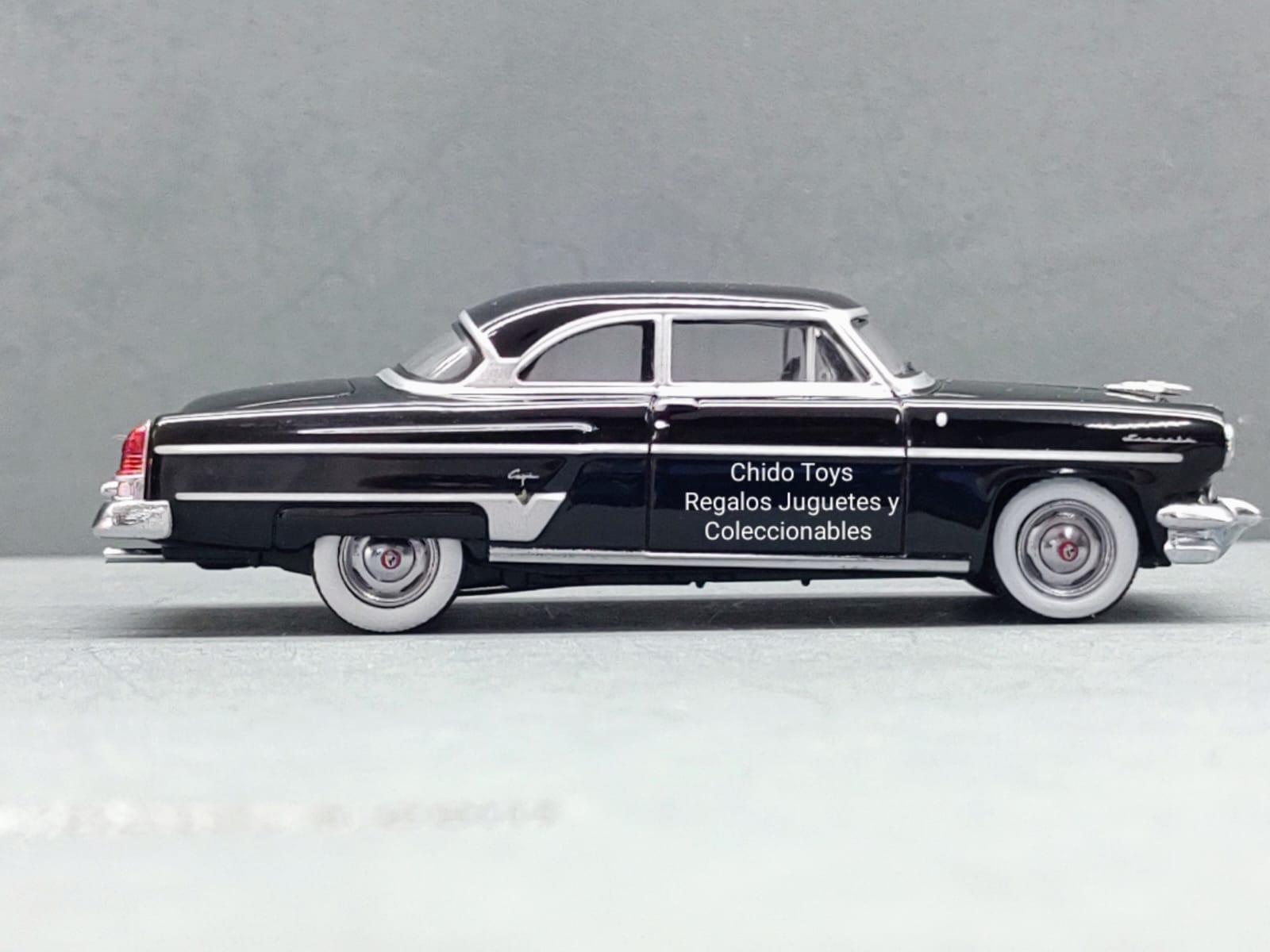 Auto a escala Mini GT, Modelo Lincoln Capri 1954 Black - Chido Toys