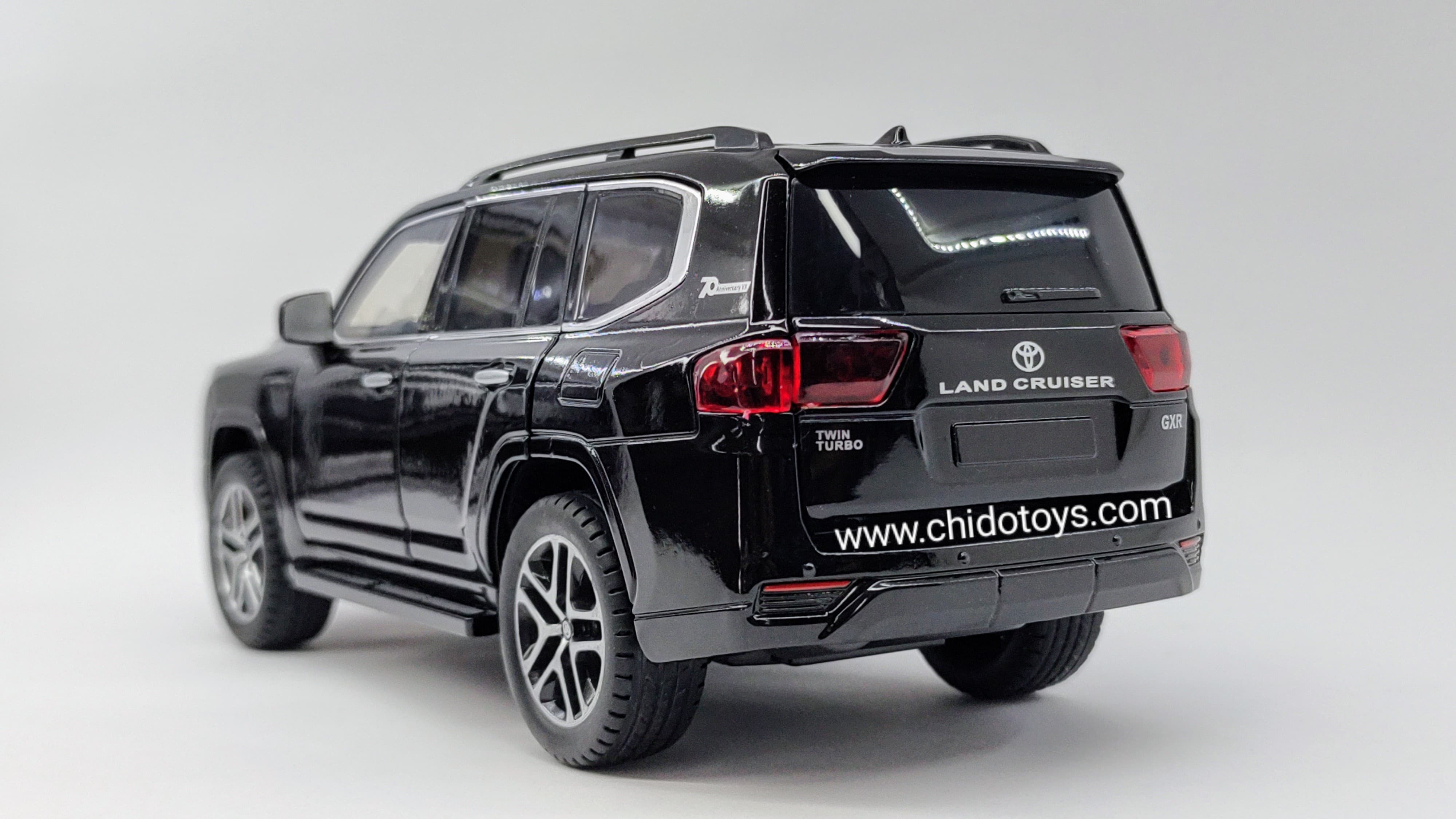 Auto a escala Toyota Land Cruiser 2023 (negro, blanco) - Chido Toys