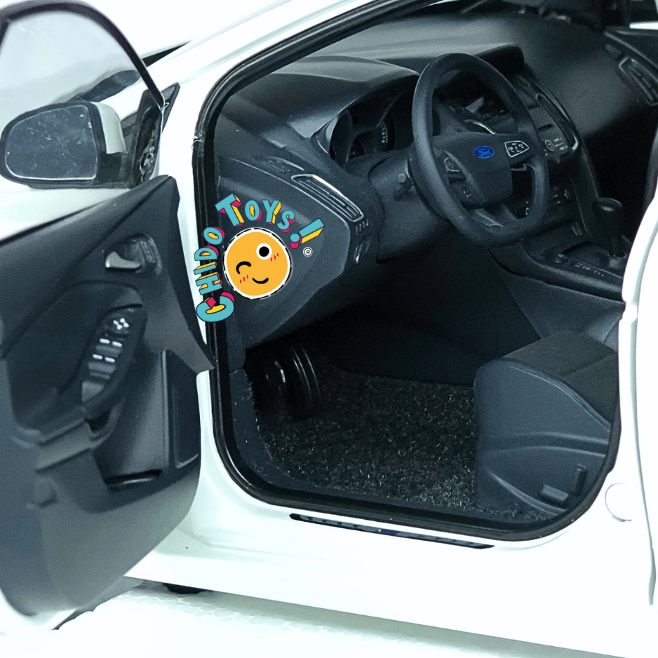 AUTOart Ford Focus RS 2016 1:18 Frozen White con aperturas - Chido Toys