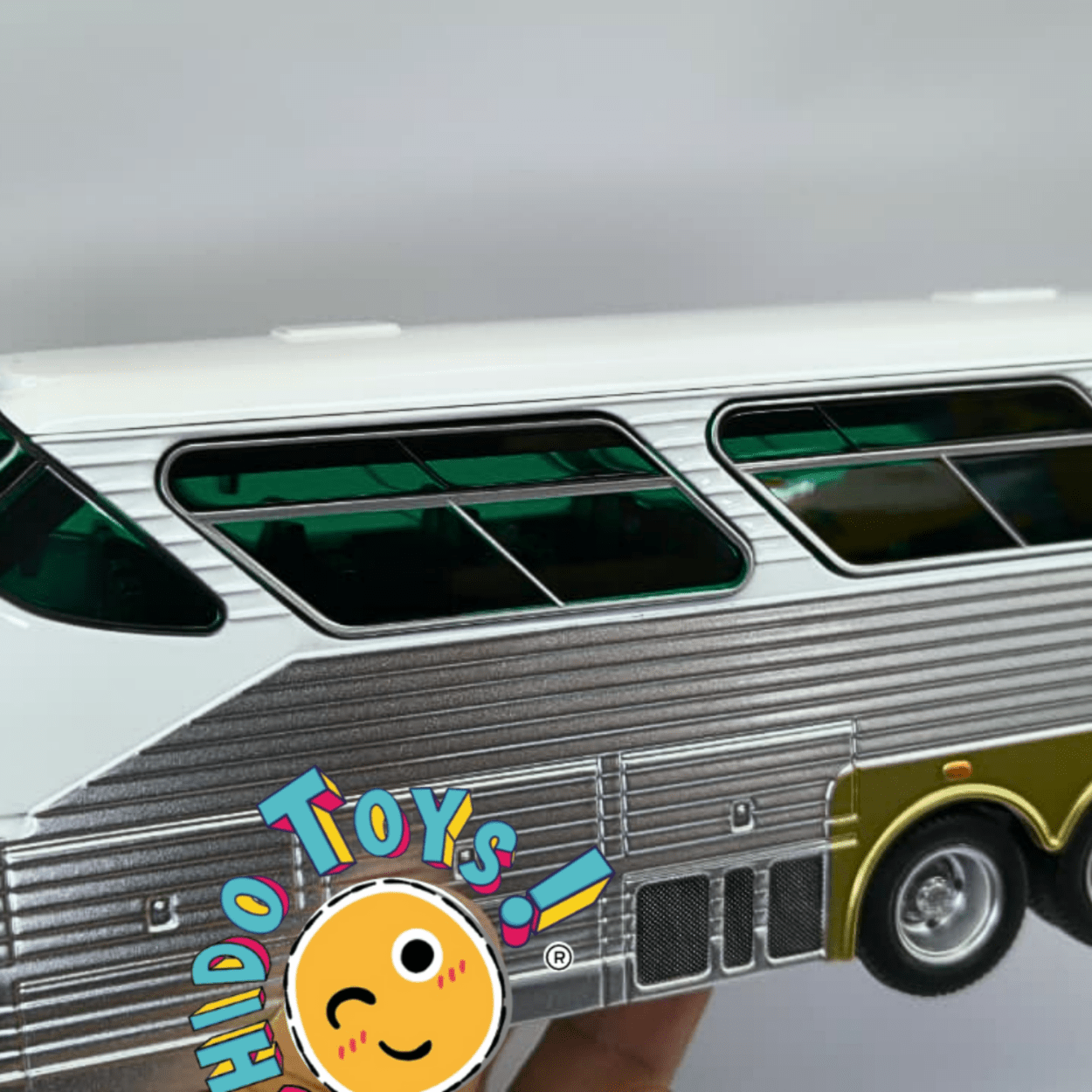 Autobús Sultana Panorámico TM 44 - 18 SP – Iconic Replicas 1:43 - Chido Toys