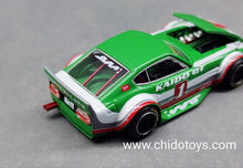 Cargar imagen en el visor de la galería, Auto a escala marca Mini GT modelo Kaido House x Mini GT Fairlady Z Kaido GT V2 Verde con Blanco
