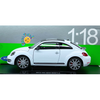 Volkswagen New Beetle 2012 Welly escala 1:18 blanco con techo panorámico fijo, carrocería de metal, llantas de goma y apertura de cofre.