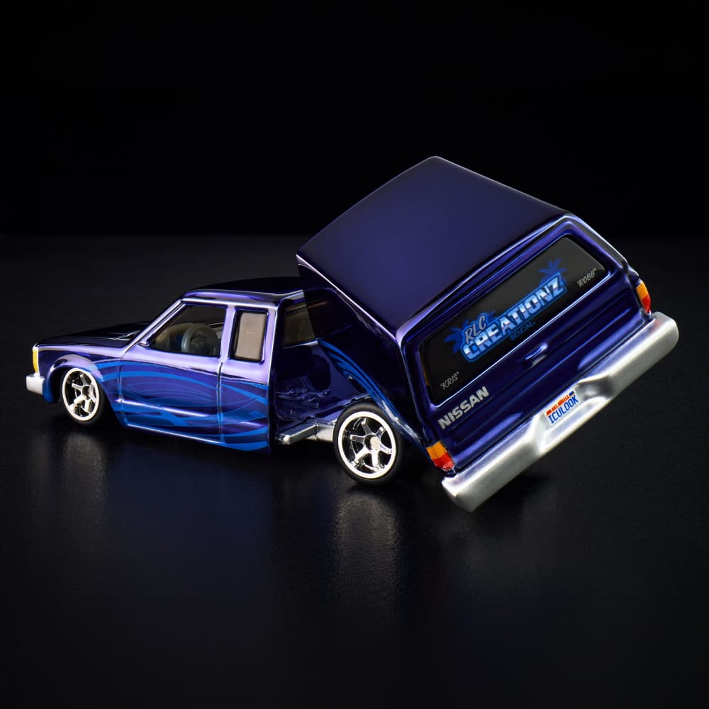 Hot Wheels RLC 1986 Nissan 720 King Cab 1:64 Spectraflame Steel Blue con caja articulada