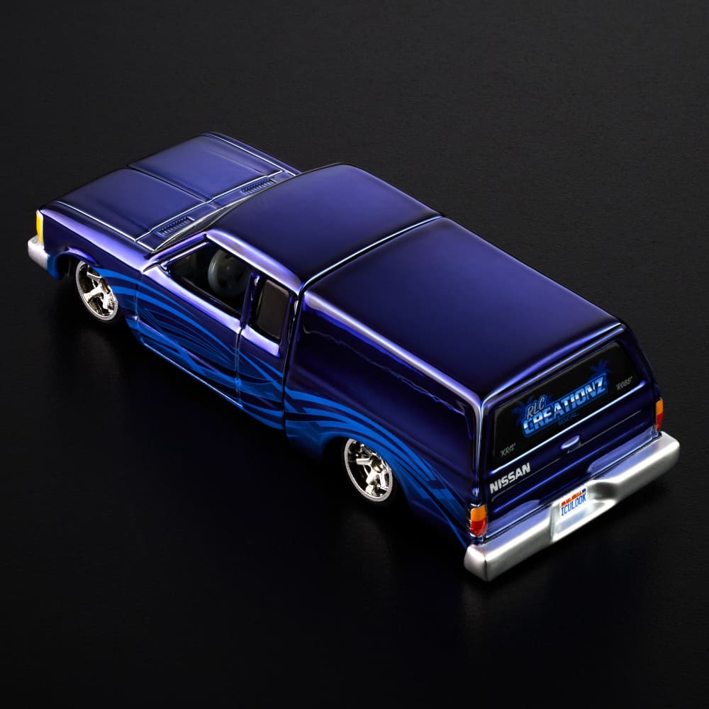 Hot Wheels RLC 1986 Nissan 720 King Cab 1:64 Spectraflame Steel Blue con caja articulada
