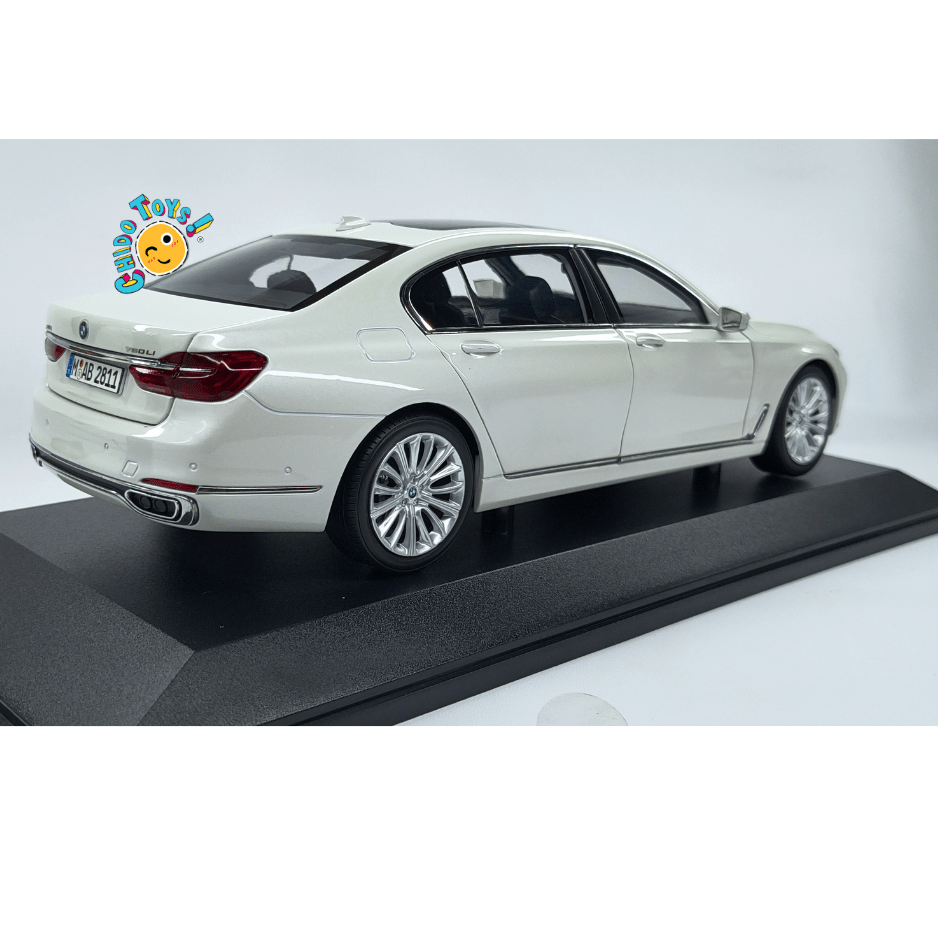 BMW 750Li G12 Dealer Edition Paragon 1:18 Mineral White apertura total - Chido Toys