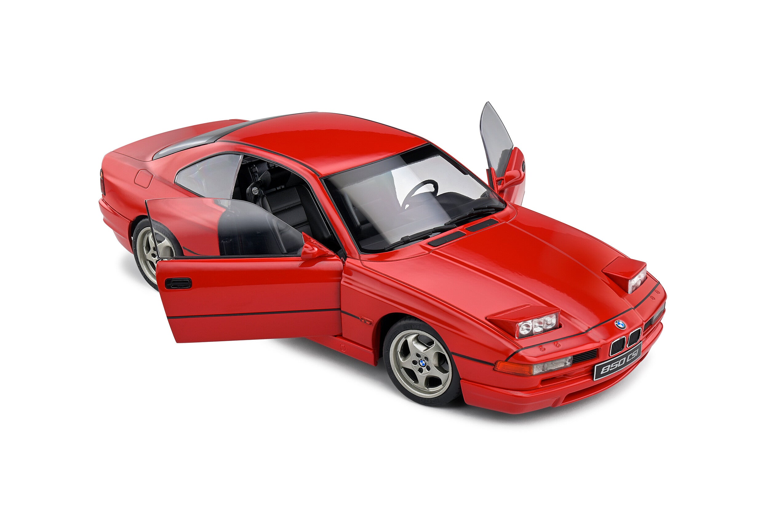 BMW 850 CSi E31 Solido escala 1:18 en color Brilliant Red con puertas funcionales, llantas de goma e interior detallado.
