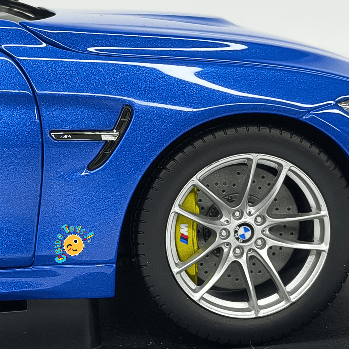 BMW M4 Coupé F82 Dealer Edition Paragon 1:18 Yas Marina Blue con apertura total - Chido Toys