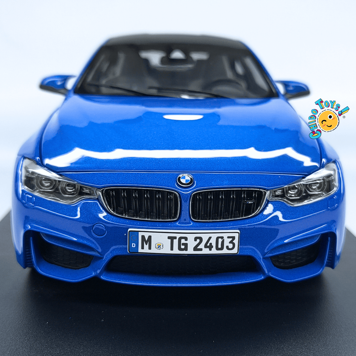 BMW M4 Coupé F82 Dealer Edition Paragon 1:18 Yas Marina Blue con apertura total - Chido Toys