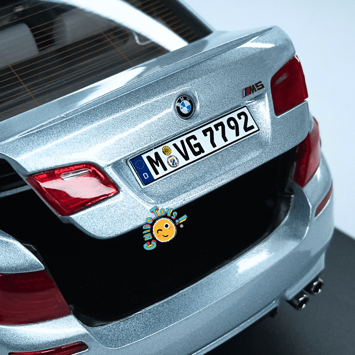 BMW M5 F10 2012 1:18 Silverstone Metallic – Edición BMW Collection - Chido Toys