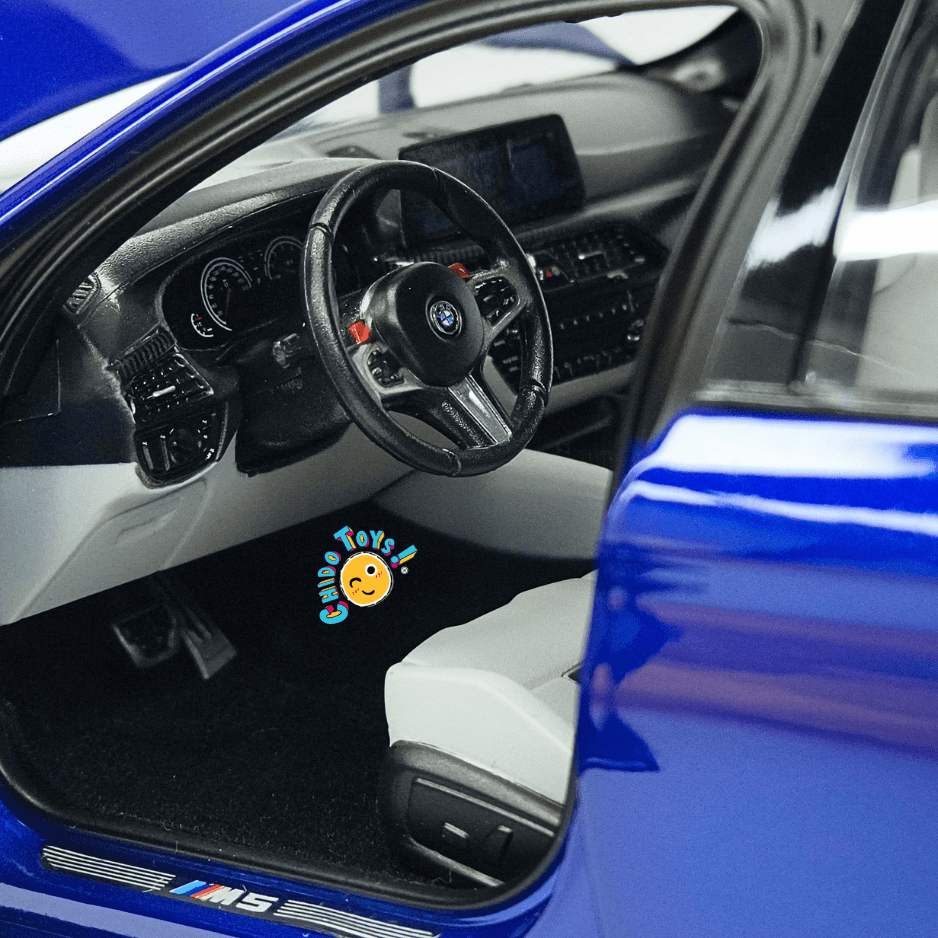 BMW M5 F90 Norev Dealer Edition 1:18 Marina Bay Blue apertura total - Chido Toys